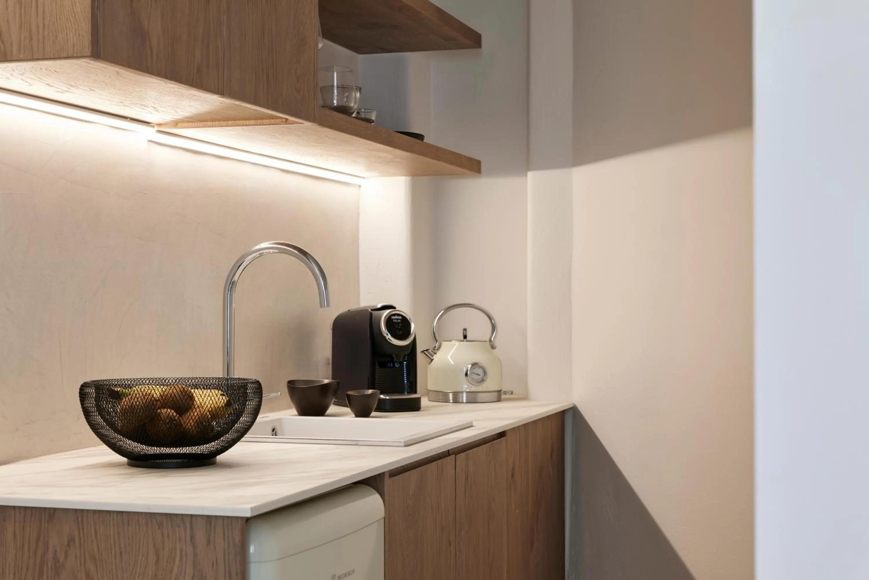 Coffee/tea facilities in Apanemo Hotel & Suites