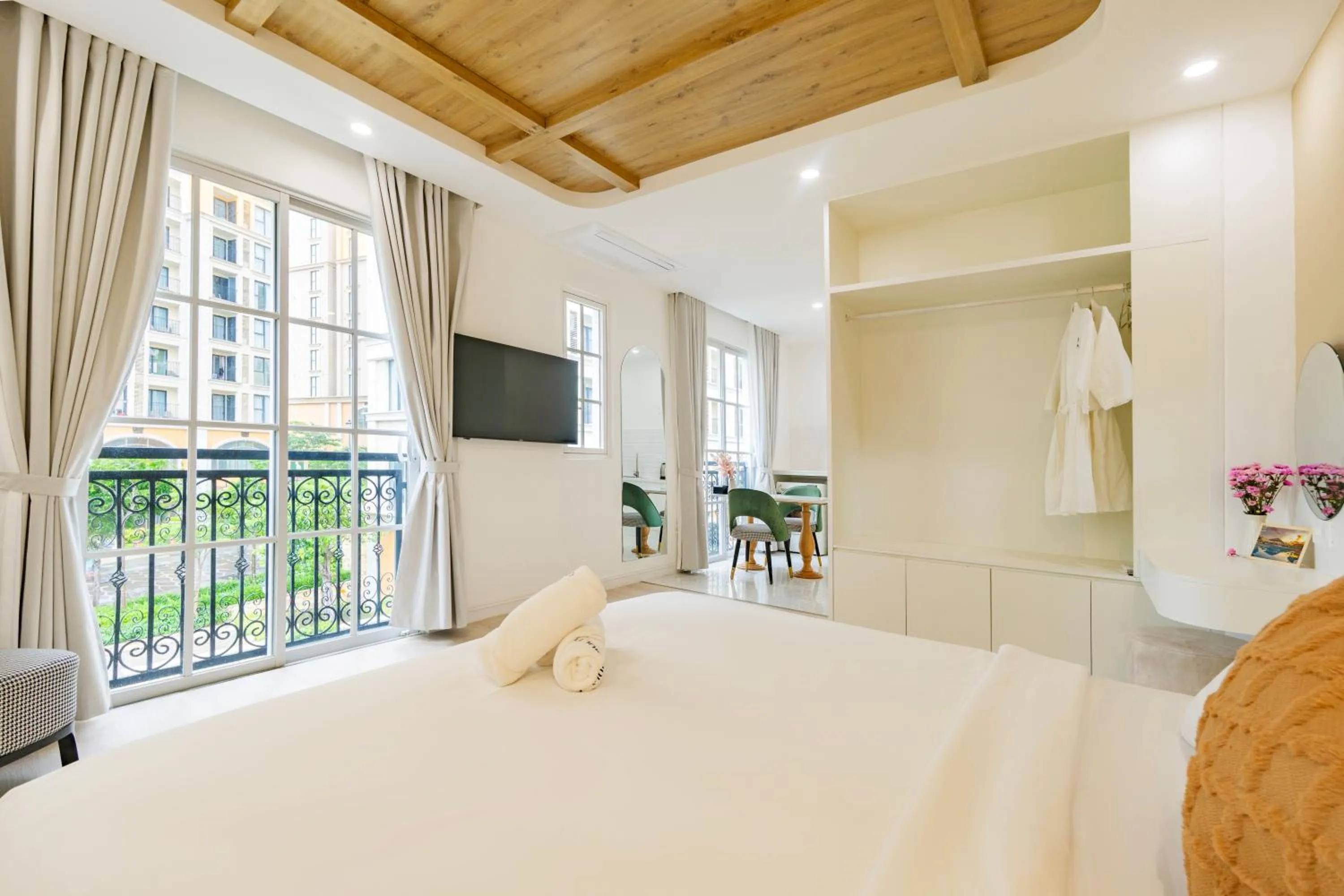 Toilet, Bed in Hub Multi Hotel Phu Quoc