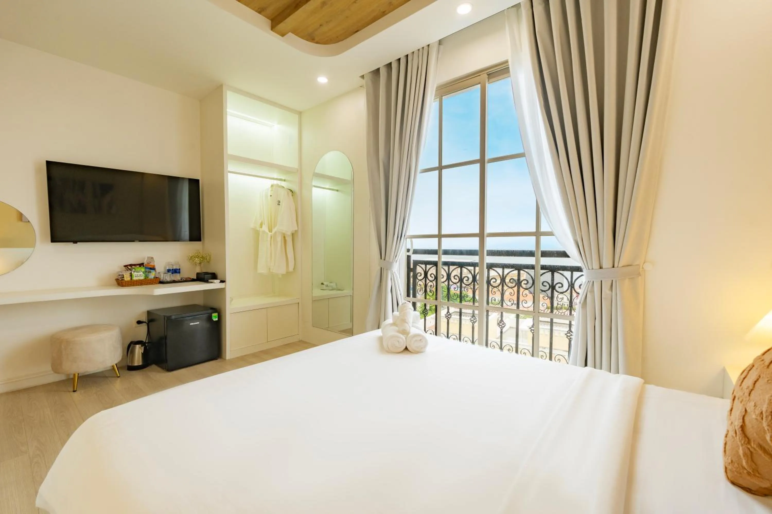 TV and multimedia, Bed in Hub Multi Hotel Phu Quoc