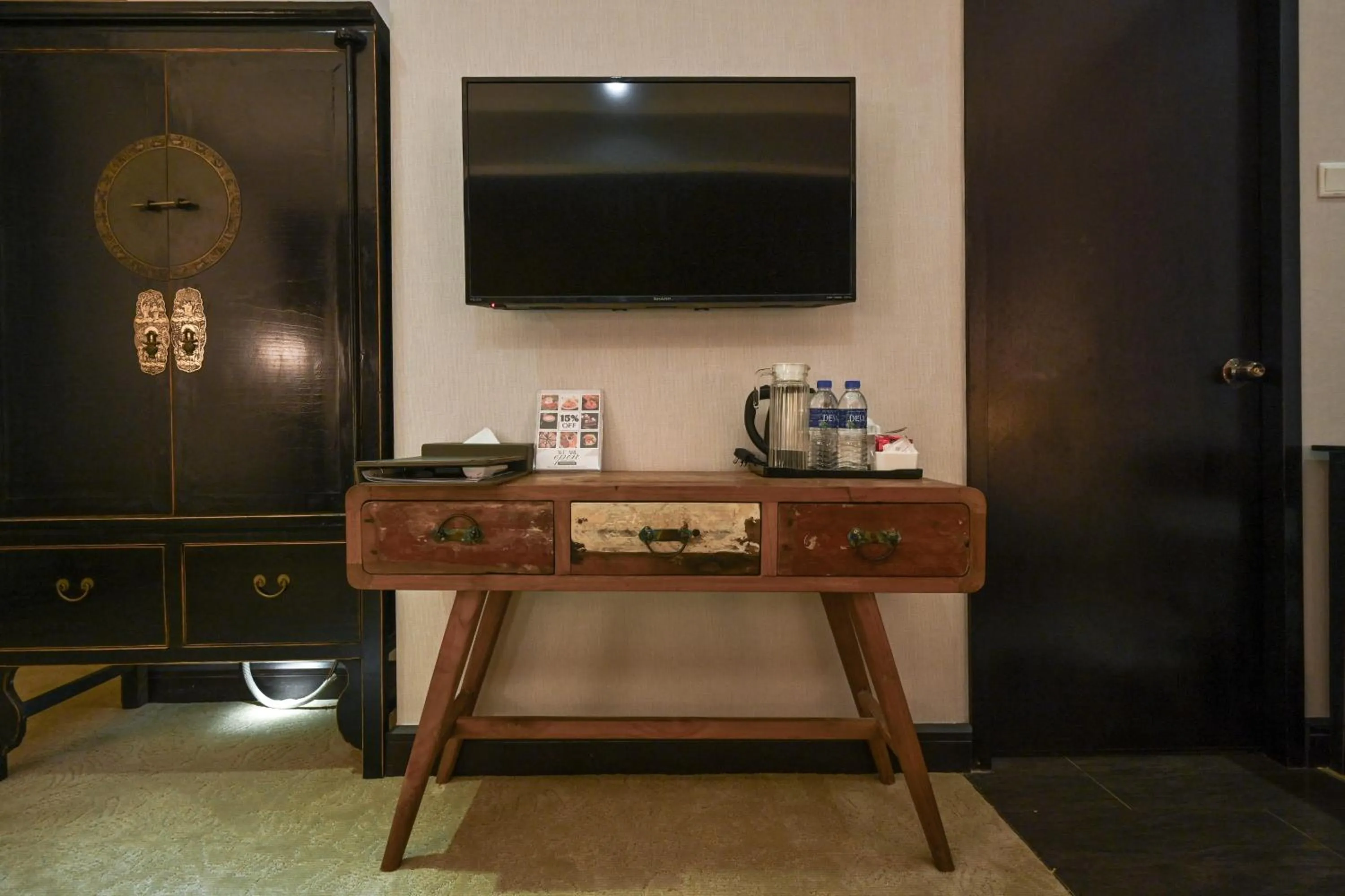 TV and multimedia in 1825 Gallery Hotel