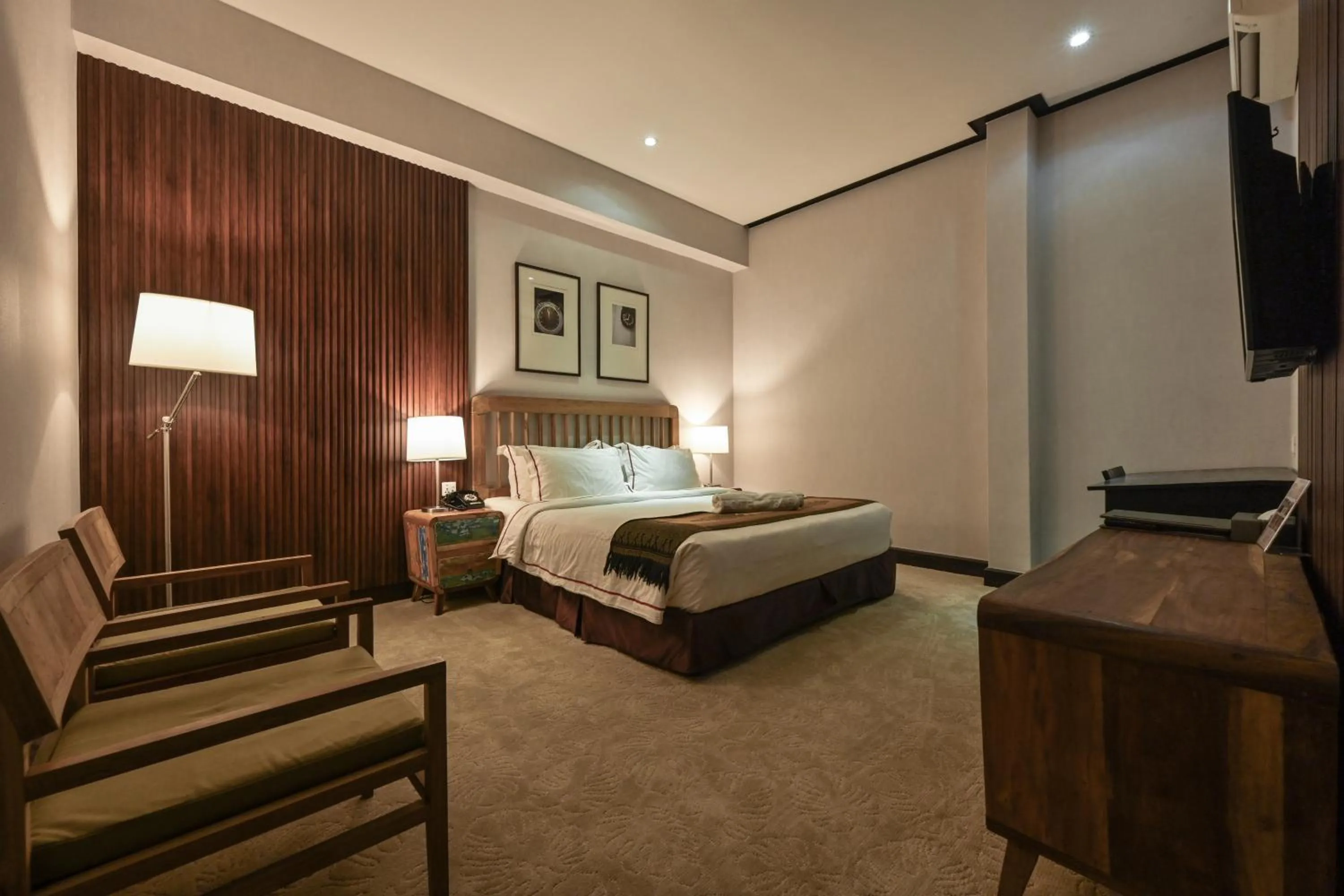 Bed in 1825 Gallery Hotel