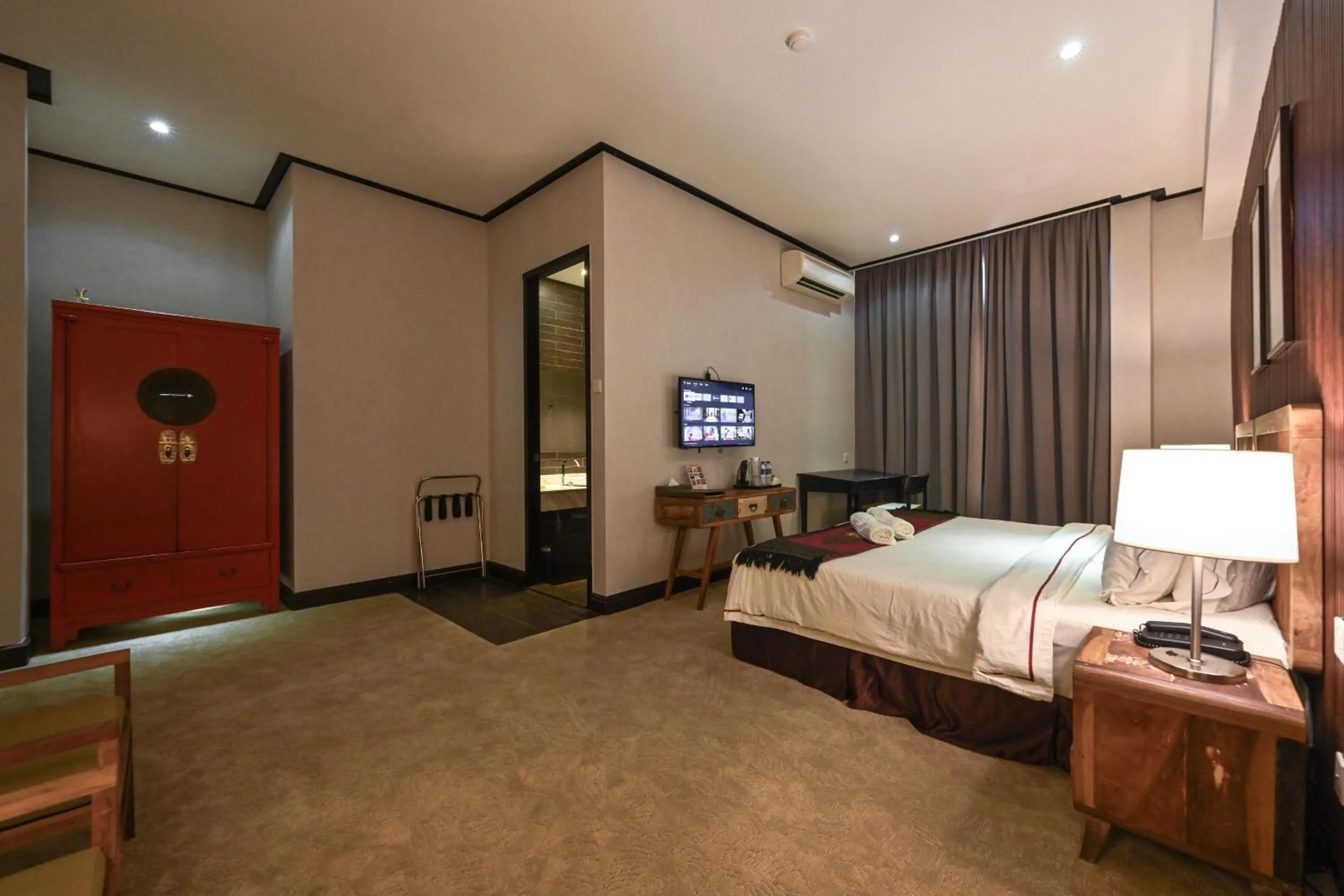 Photo of the whole room, Bed in 1825 Gallery Hotel