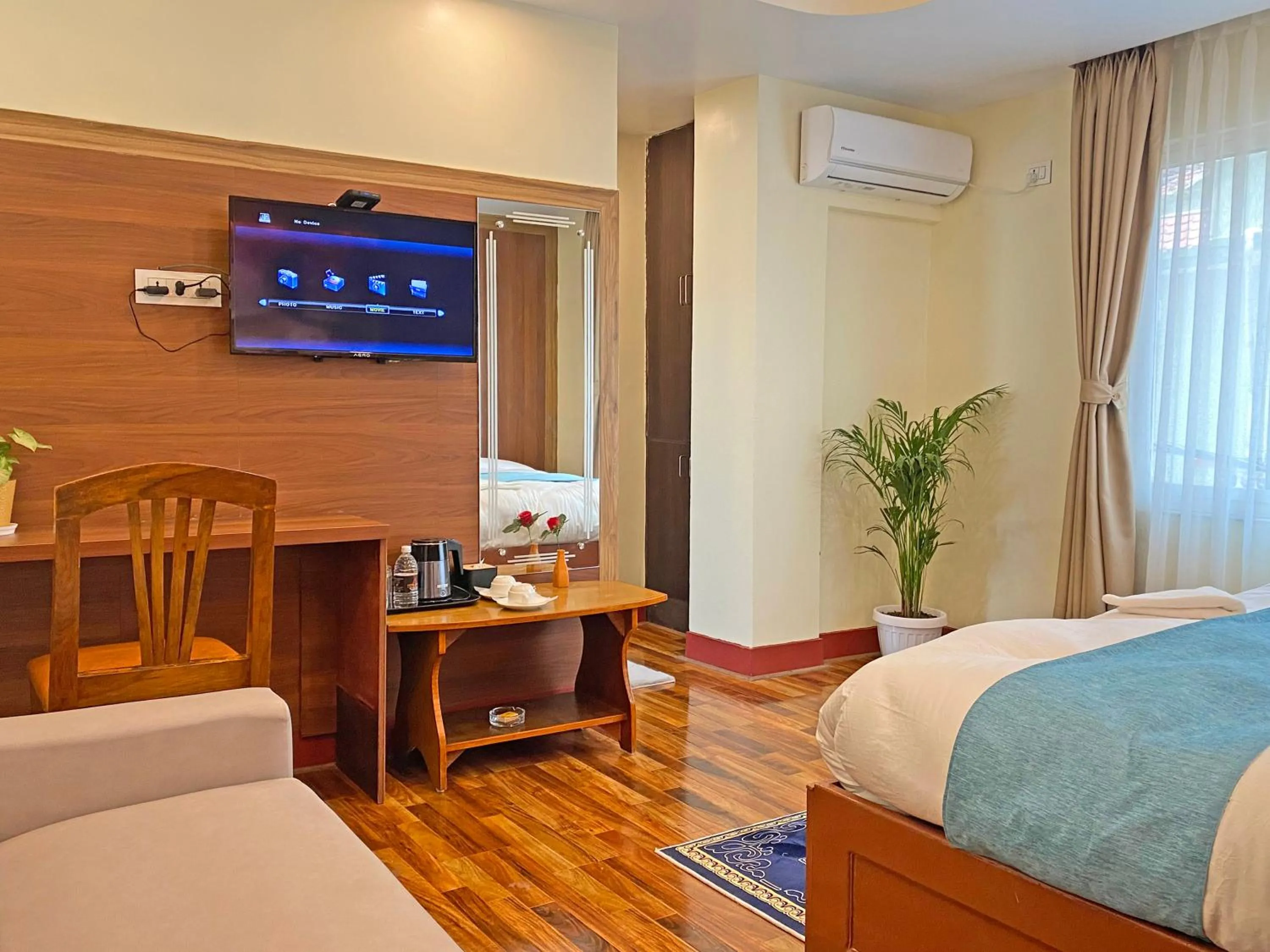 Communal lounge/ TV room, Bed in Hotel Himalayan BTS