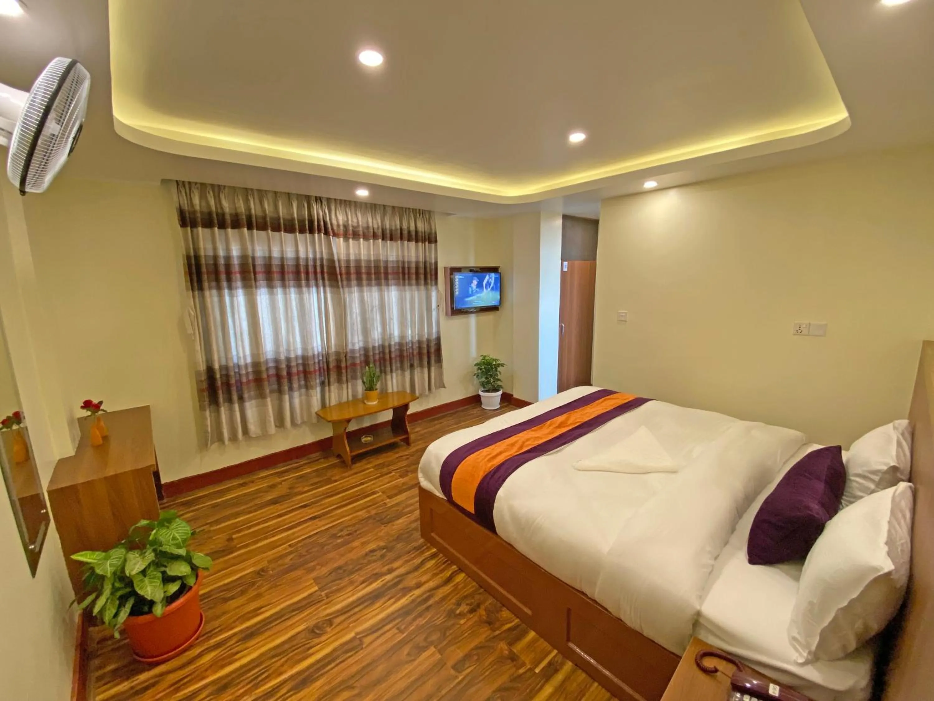 Communal lounge/ TV room, Bed in Hotel Himalayan BTS