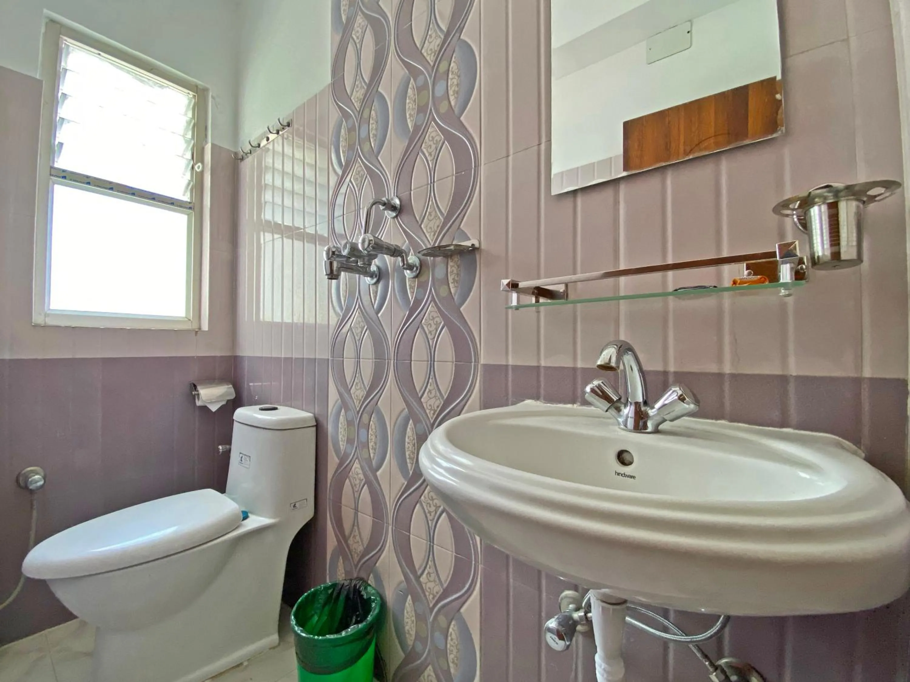 Shower in Hotel Himalayan BTS