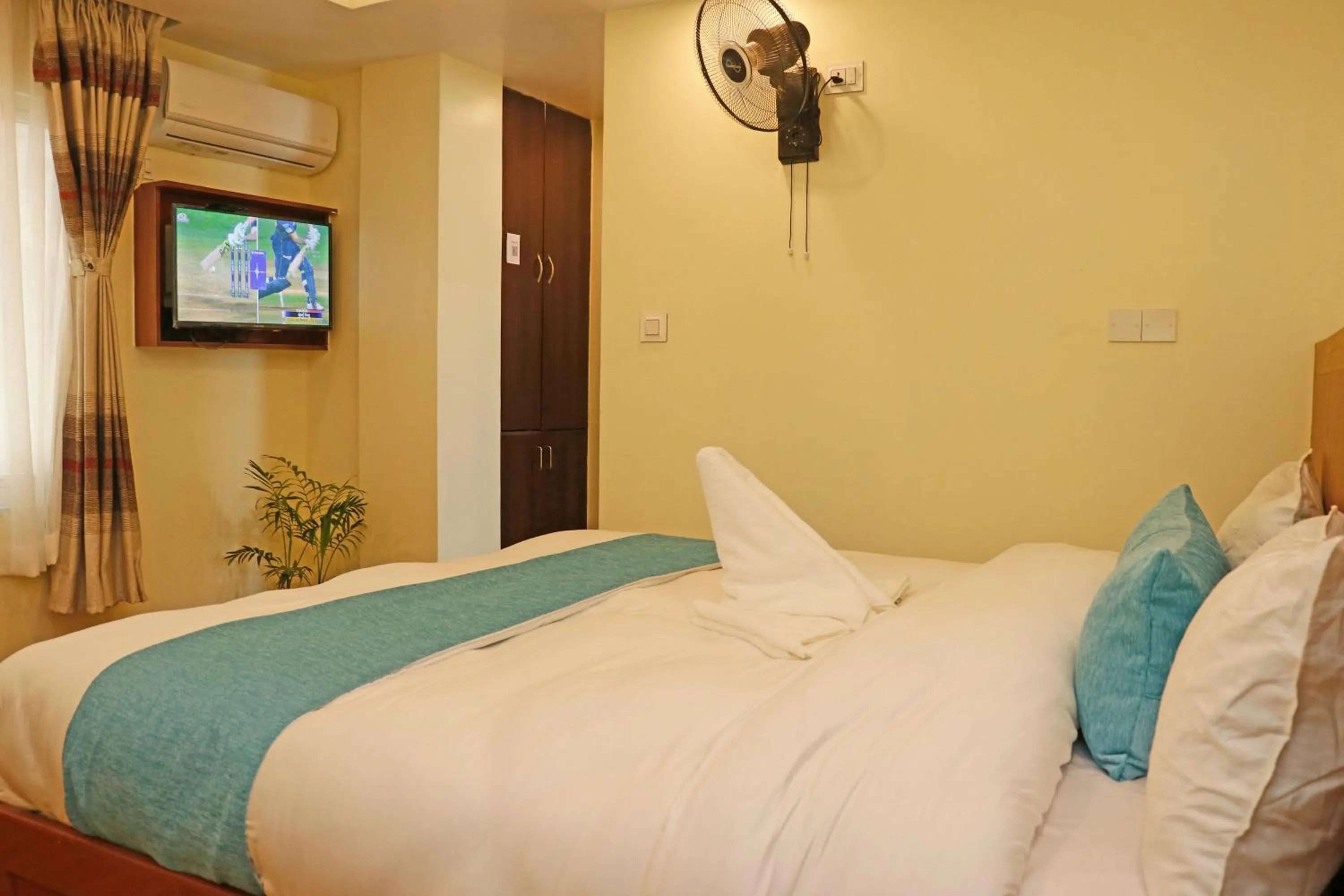 Communal lounge/ TV room, Bed in Hotel Himalayan BTS