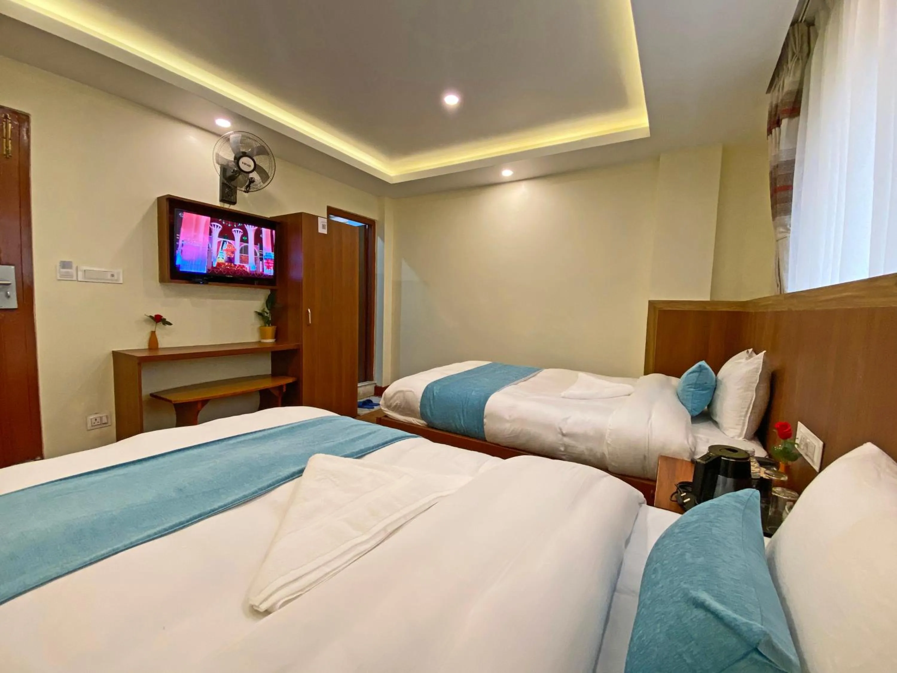 Communal lounge/ TV room, Bed in Hotel Himalayan BTS