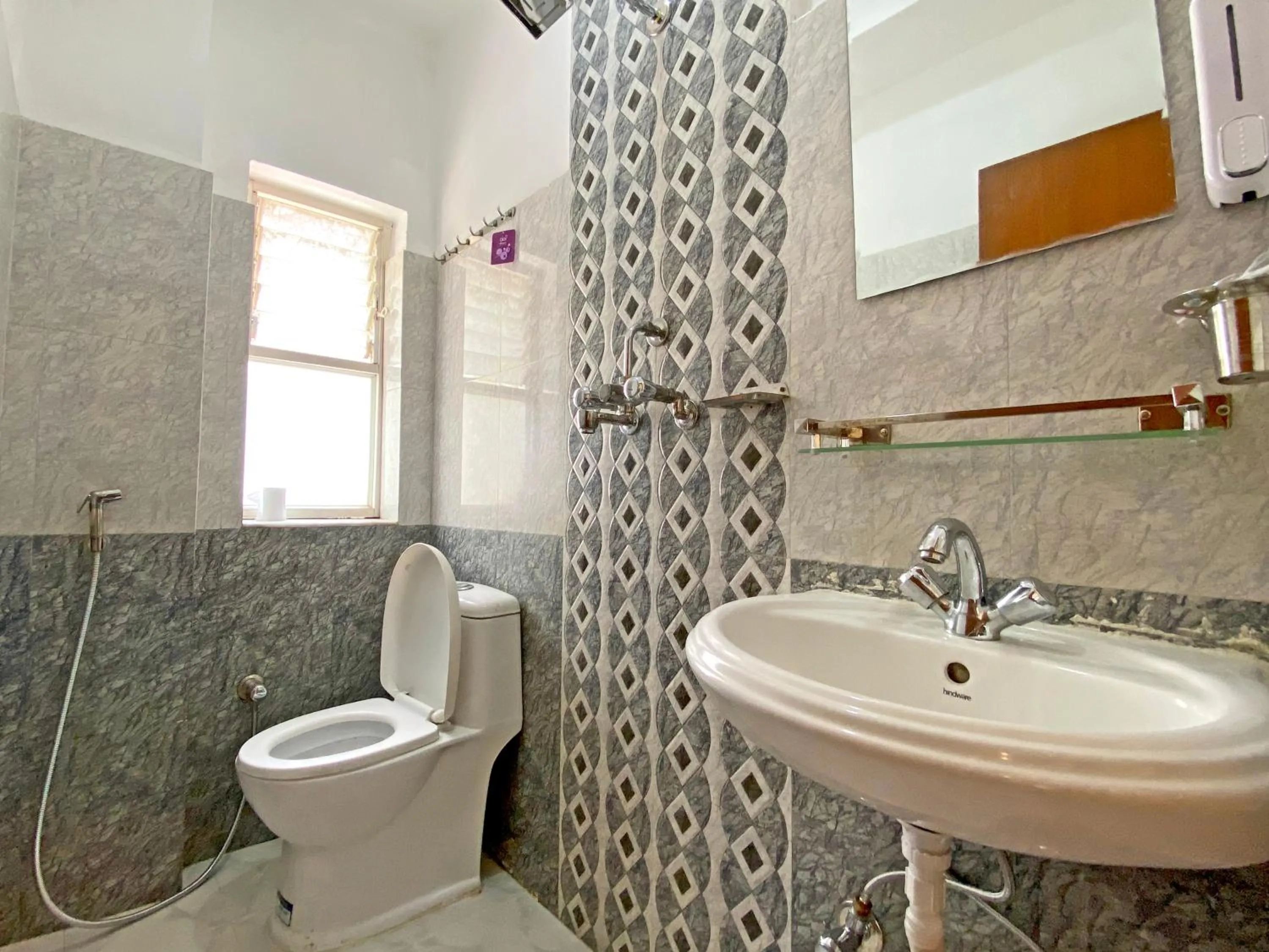 Shower in Hotel Himalayan BTS