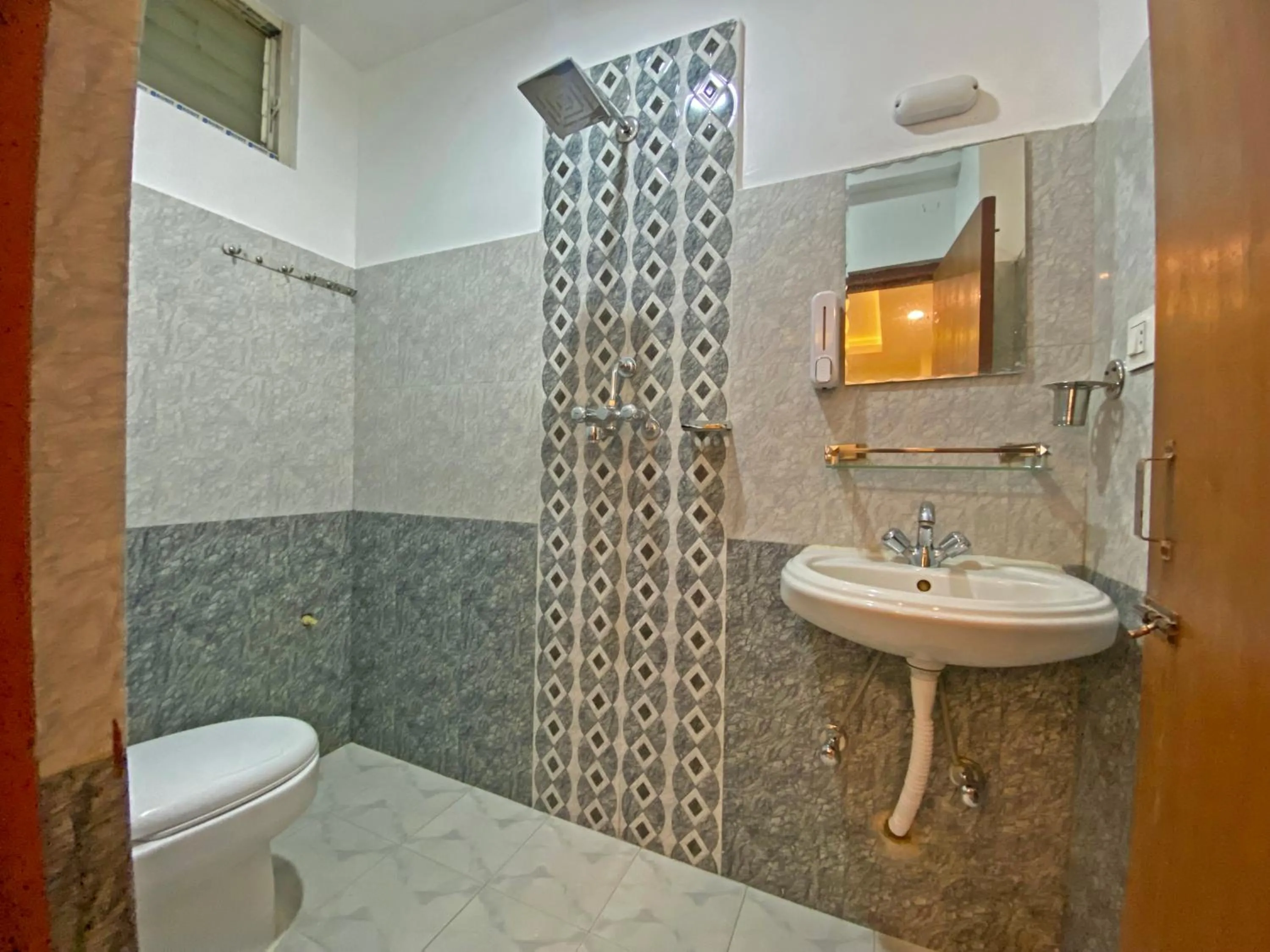 Shower in Hotel Himalayan BTS