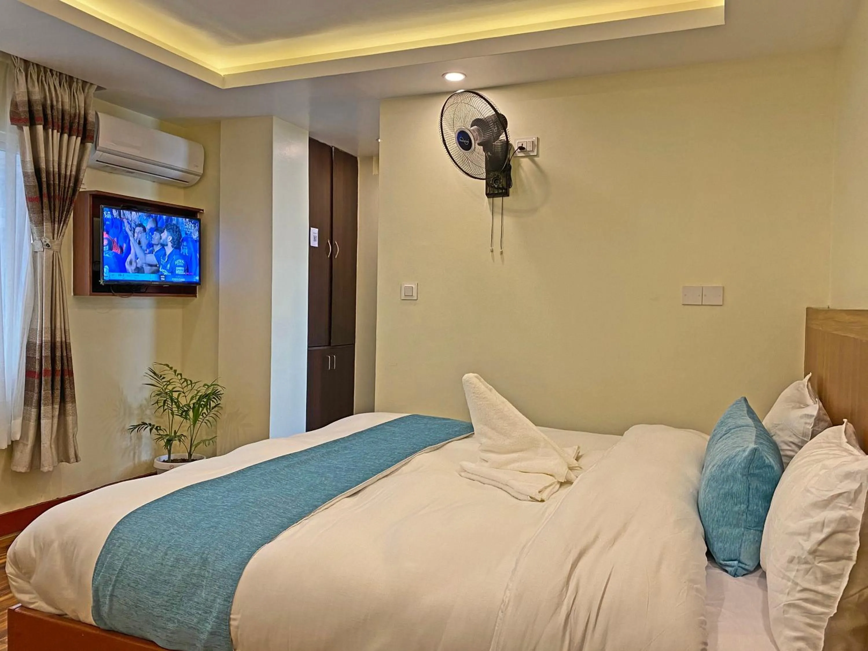 Communal lounge/ TV room, Bed in Hotel Himalayan BTS