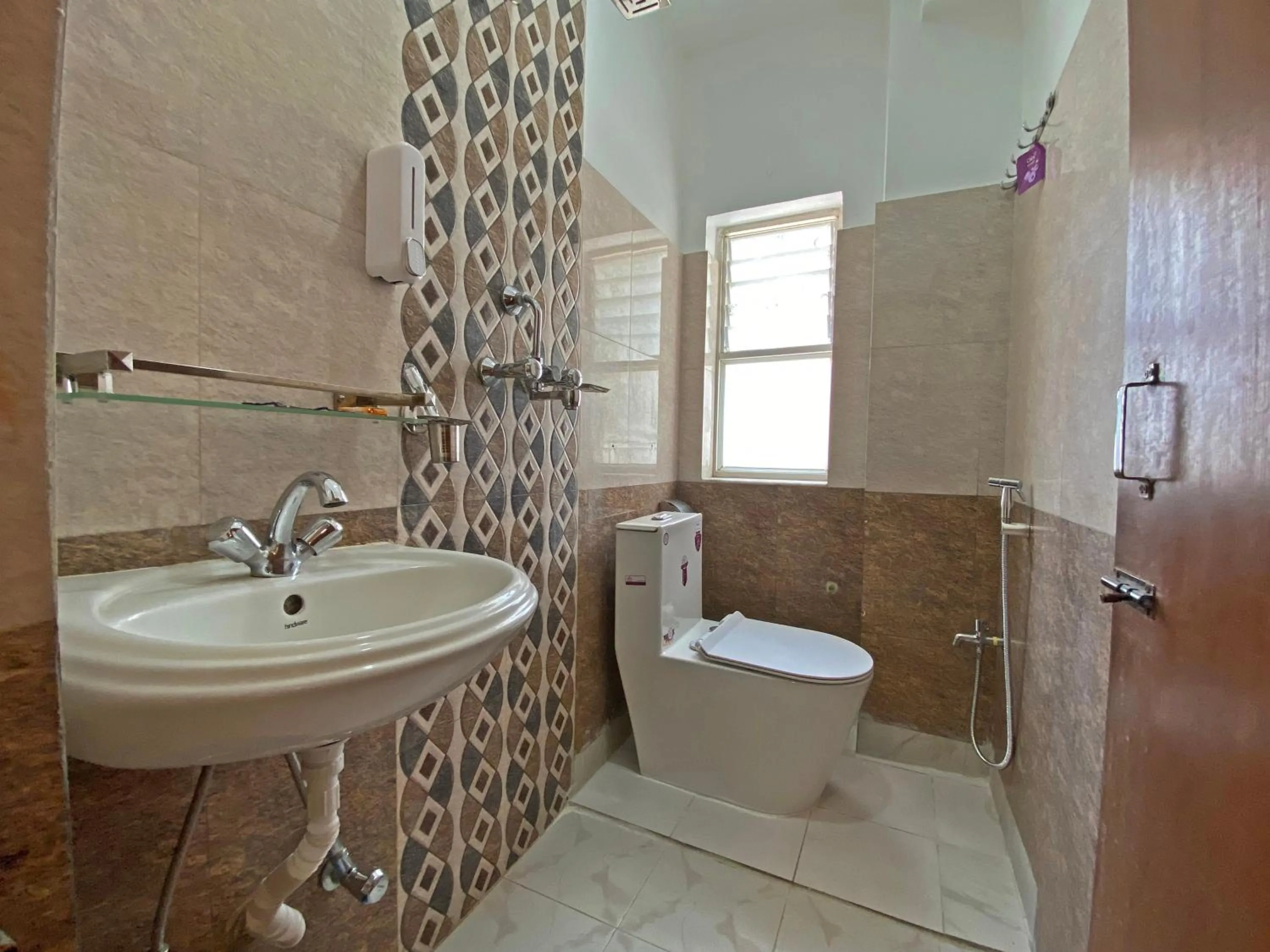 Shower in Hotel Himalayan BTS