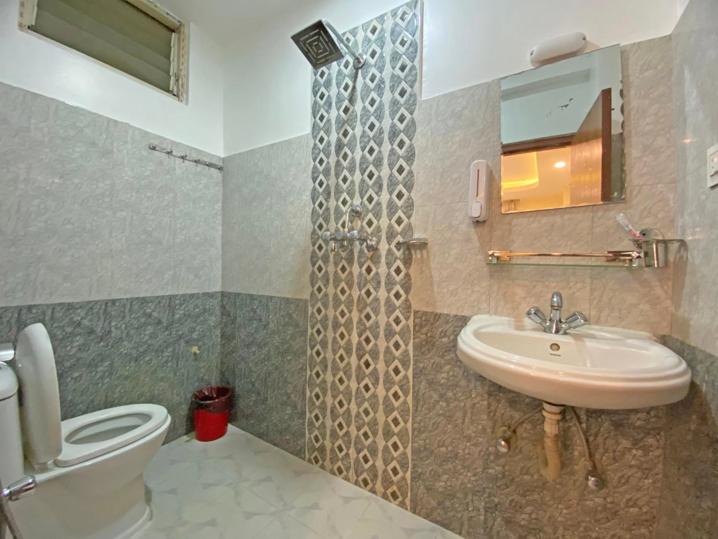 Shower in Hotel Himalayan BTS