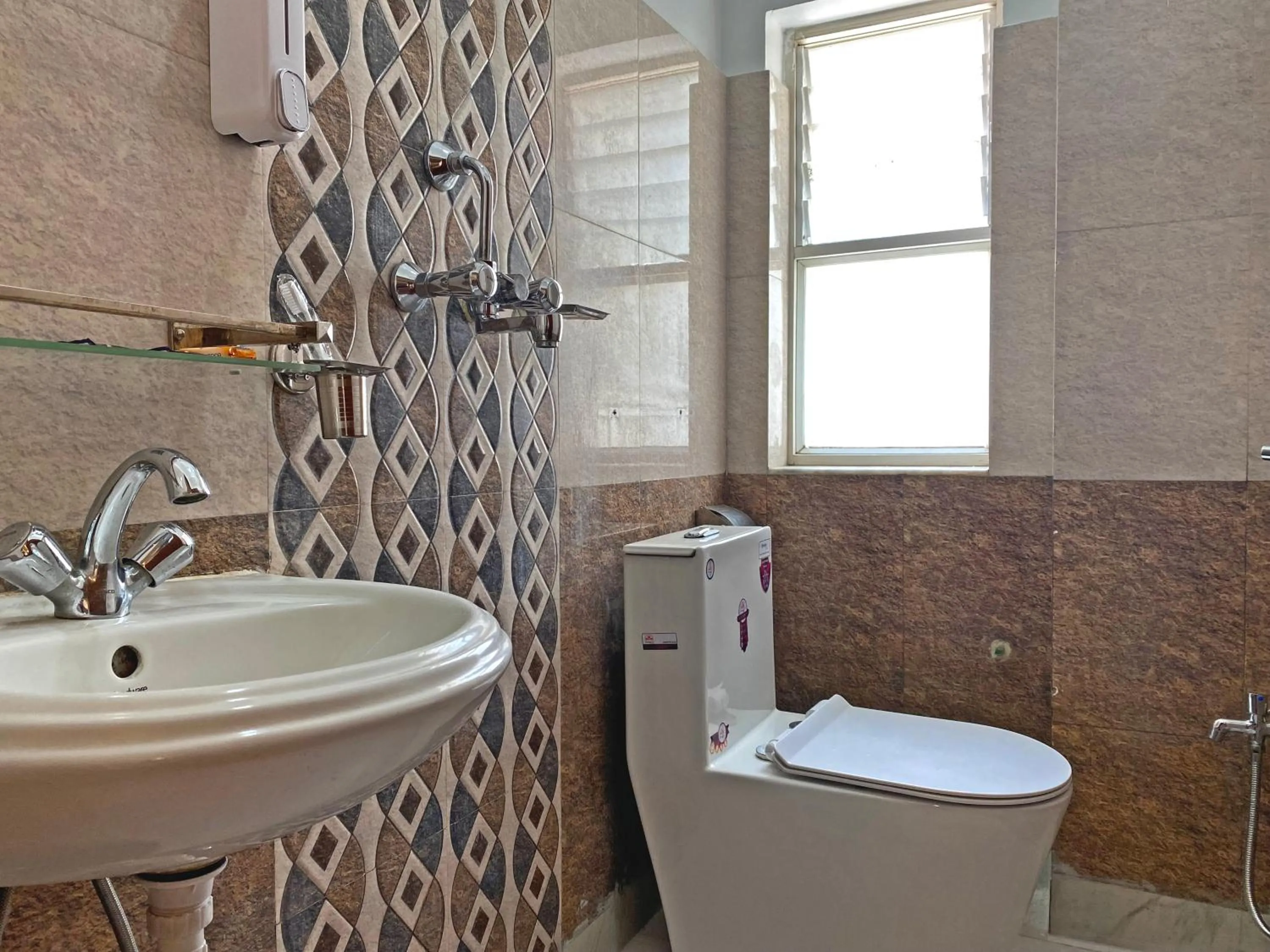 Shower in Hotel Himalayan BTS