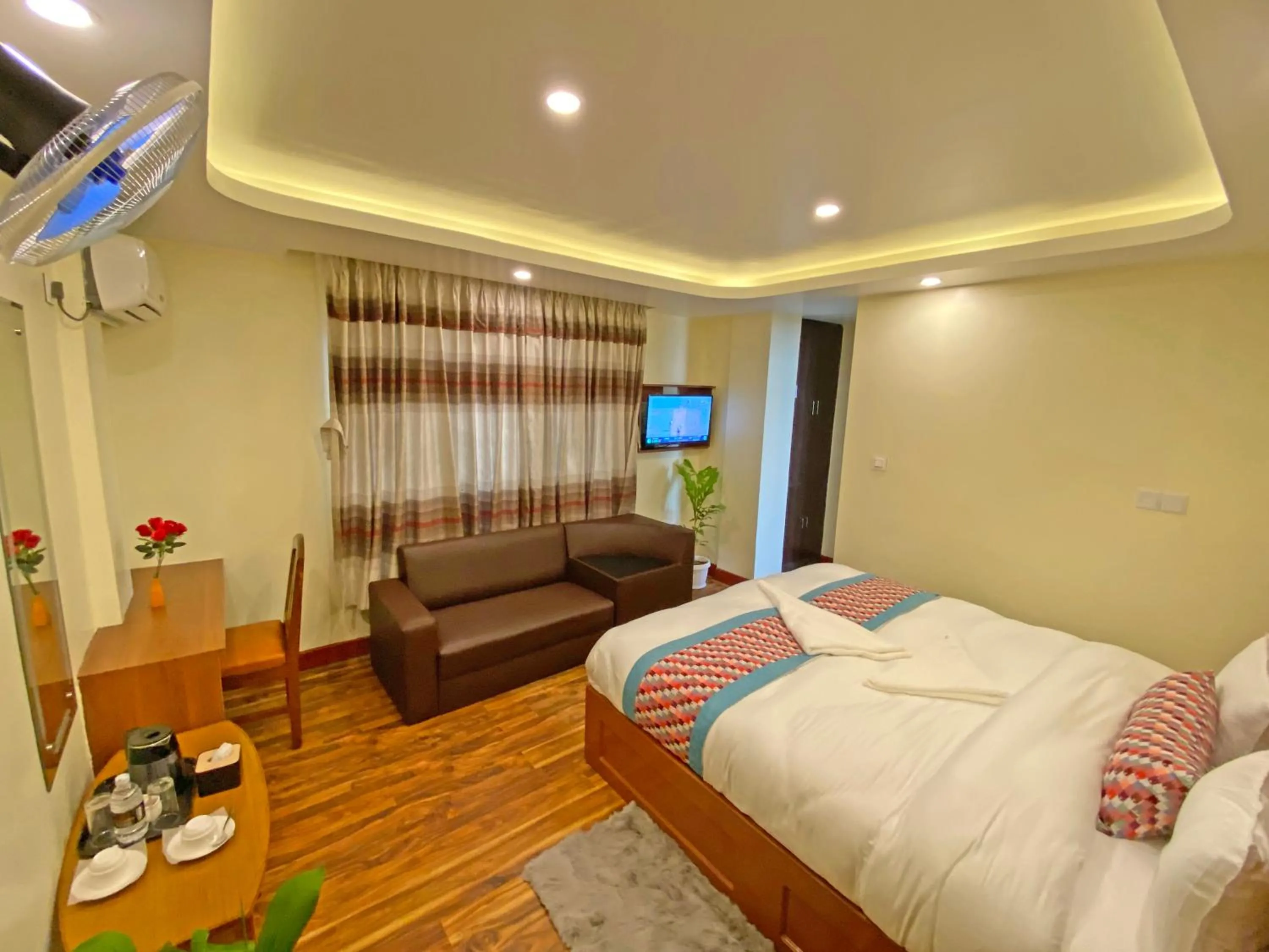 Communal lounge/ TV room, Bed in Hotel Himalayan BTS