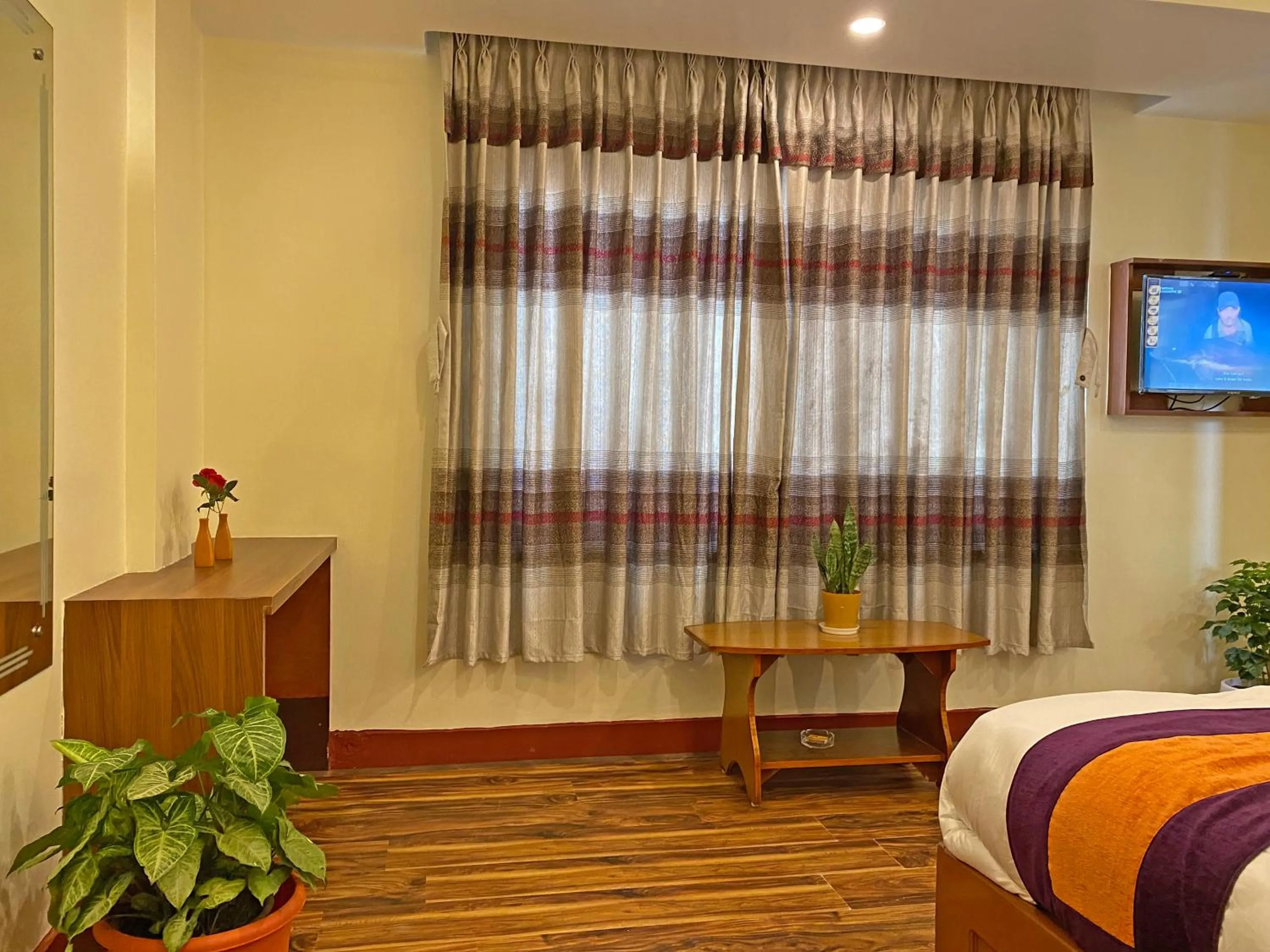 Communal lounge/ TV room, Bed in Hotel Himalayan BTS