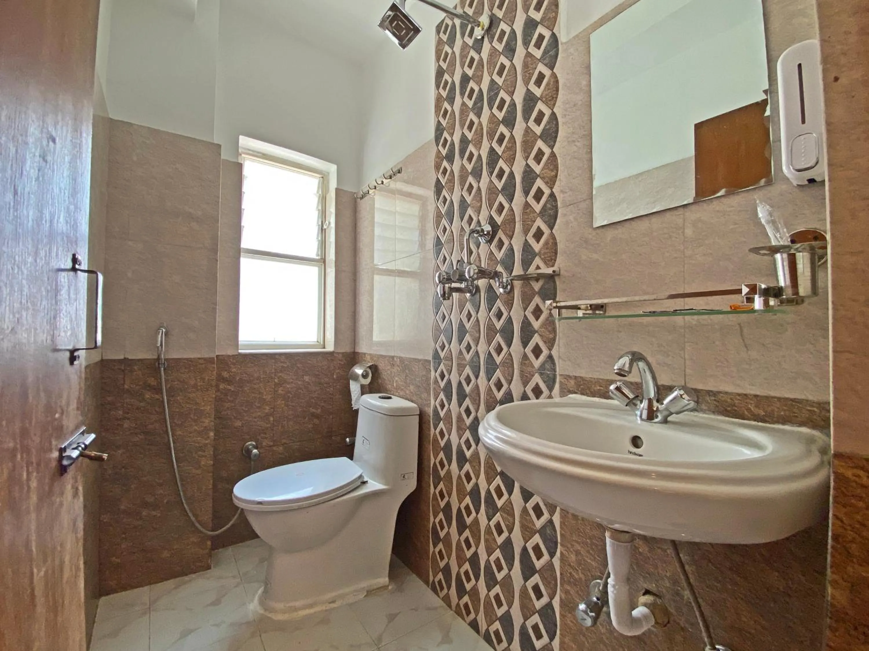 Shower in Hotel Himalayan BTS