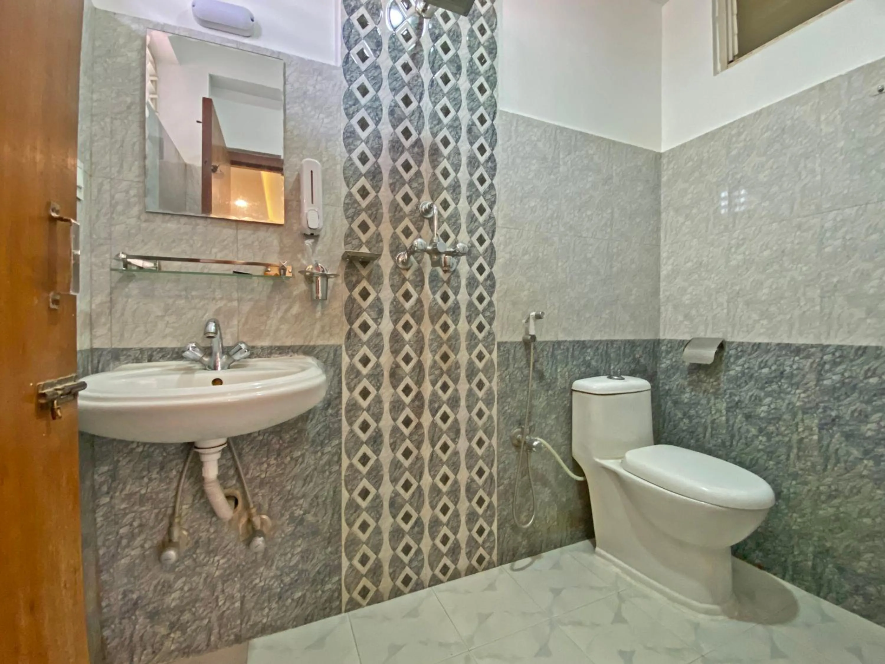 Shower in Hotel Himalayan BTS