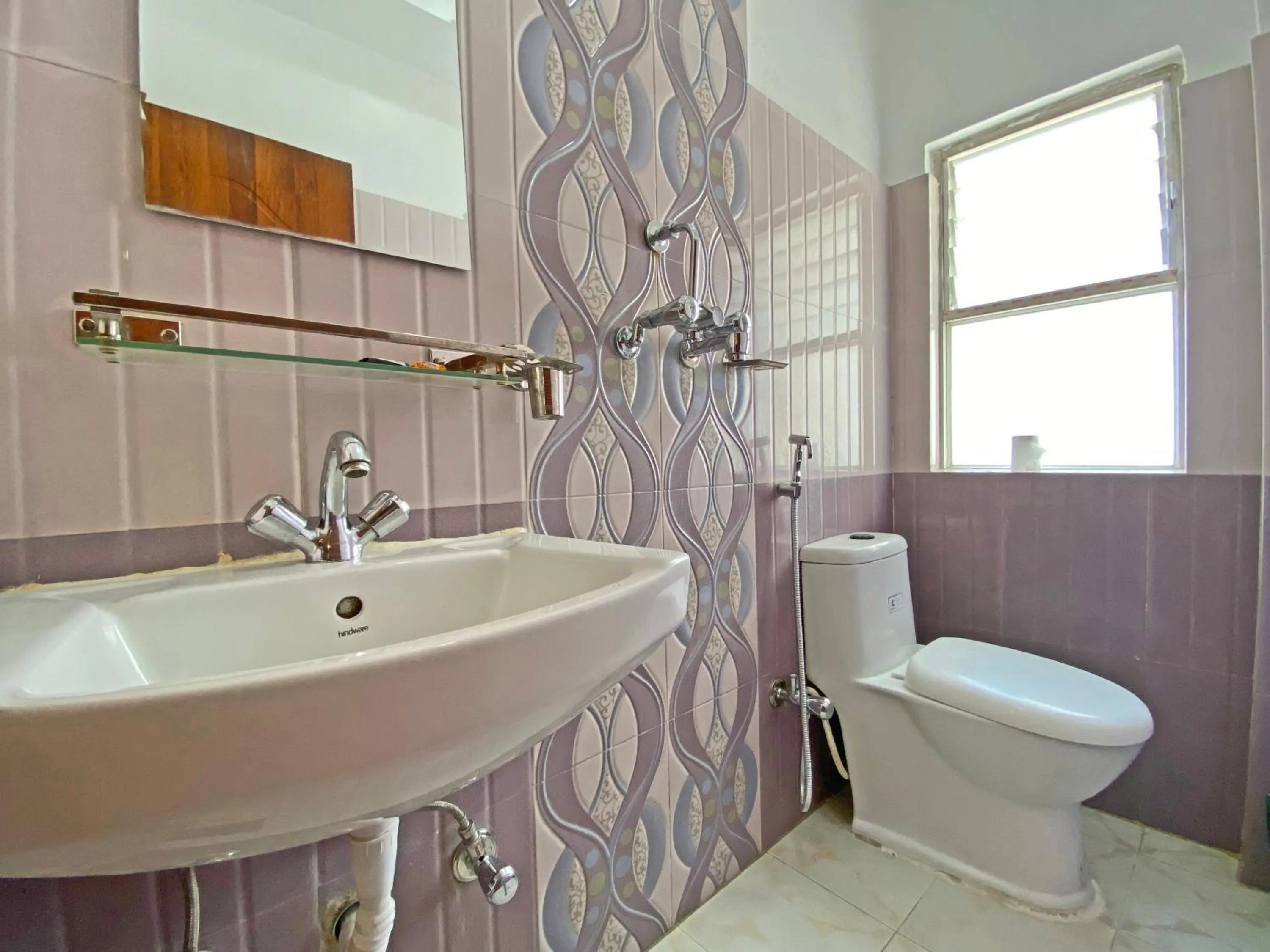 Shower in Hotel Himalayan BTS