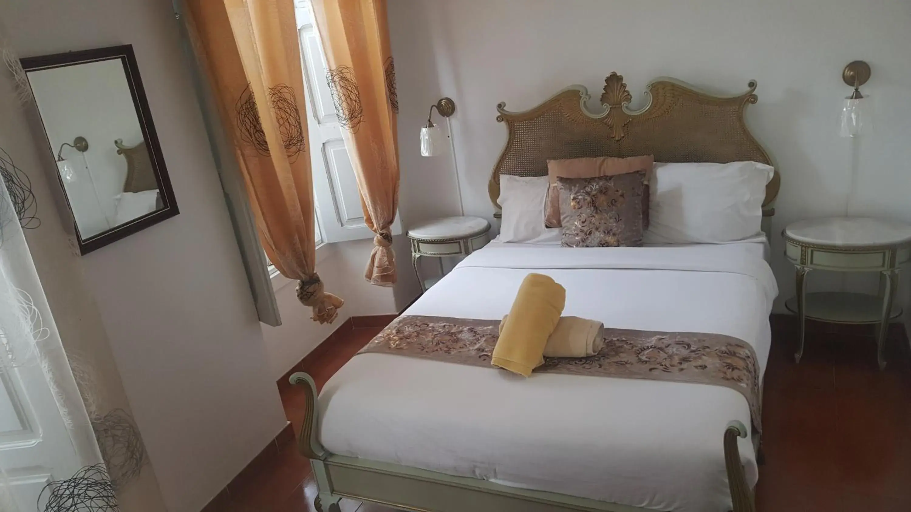 Double Room with Private External Bathroom - single occupancy in Guesthouse of Alcobaça Double Room with Private External Bathroom - single occupancy in Guesthouse of Alcobaça