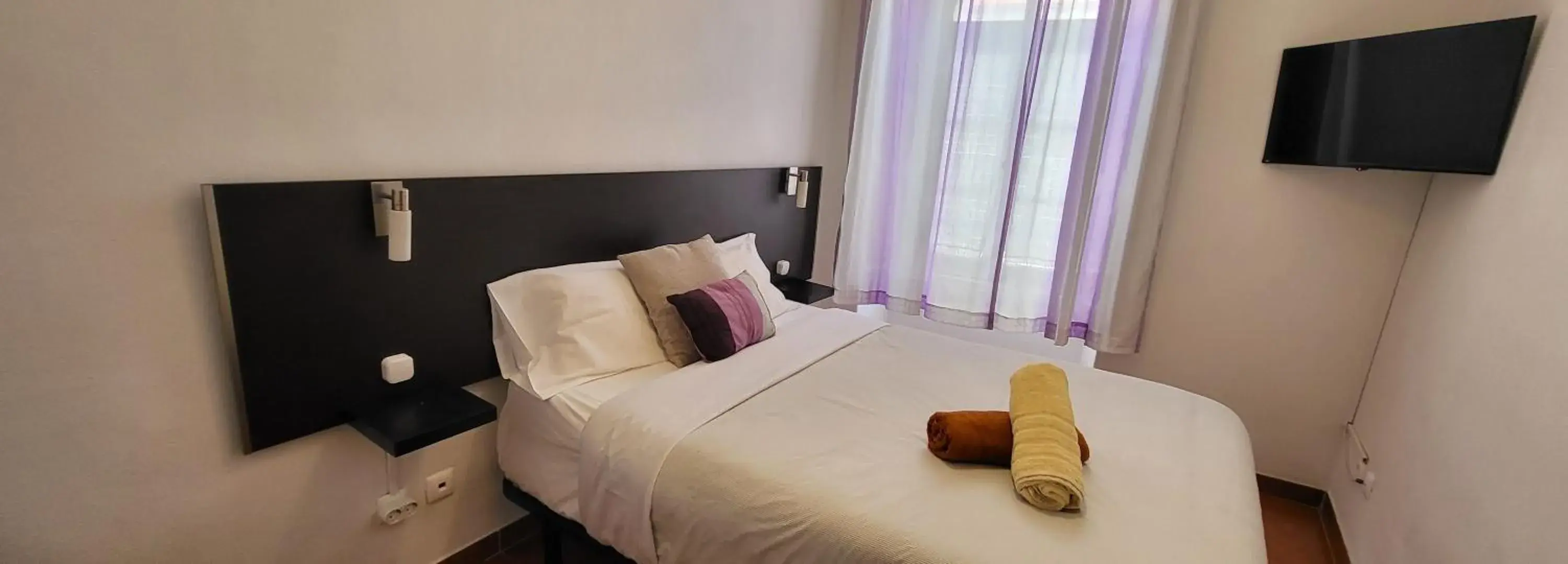 Double Room with Private External Bathroom - single occupancy in Guesthouse of Alcobaça Double Room with Private External Bathroom - single occupancy in Guesthouse of Alcobaça
