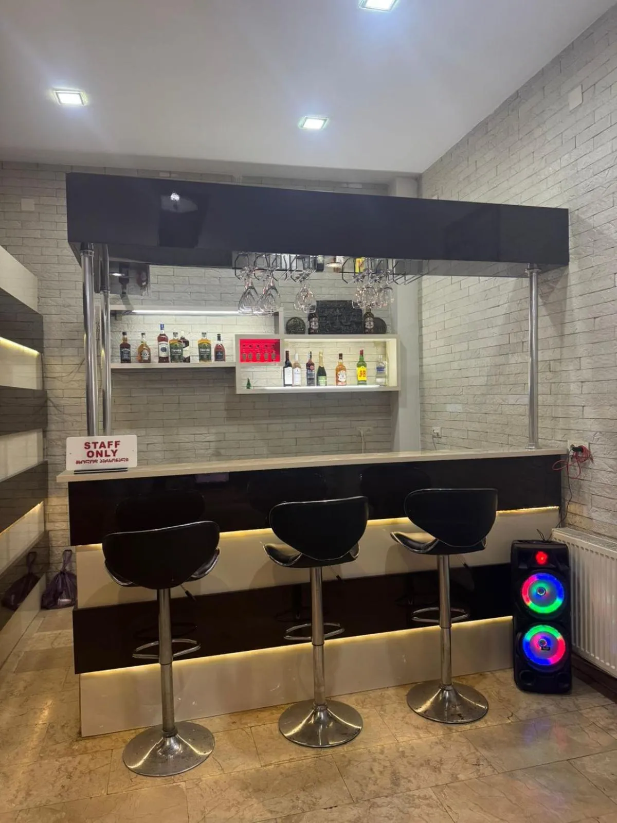 Restaurant/places to eat in Hotel Elite