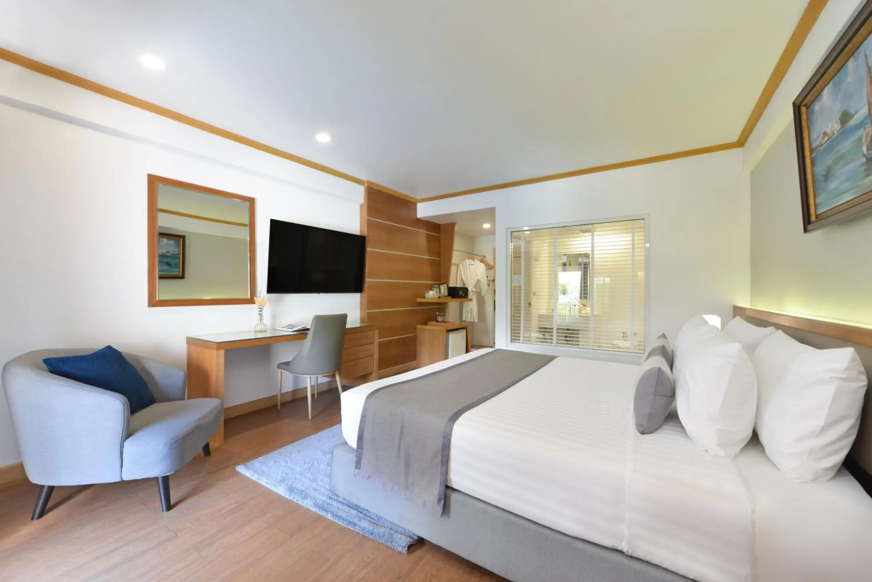 Deluxe Room with See-through Bathtub in The Beverly Hotel Pattaya Deluxe Room with See-through Bathtub in The Beverly Hotel Pattaya