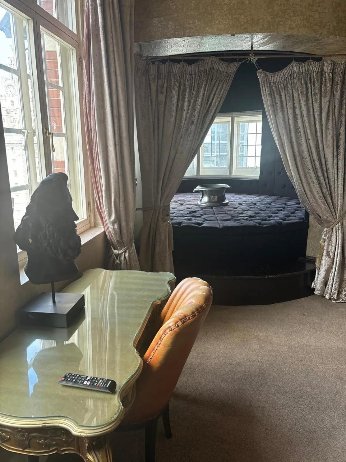 Bedroom, Bed in White Star Line Hotel