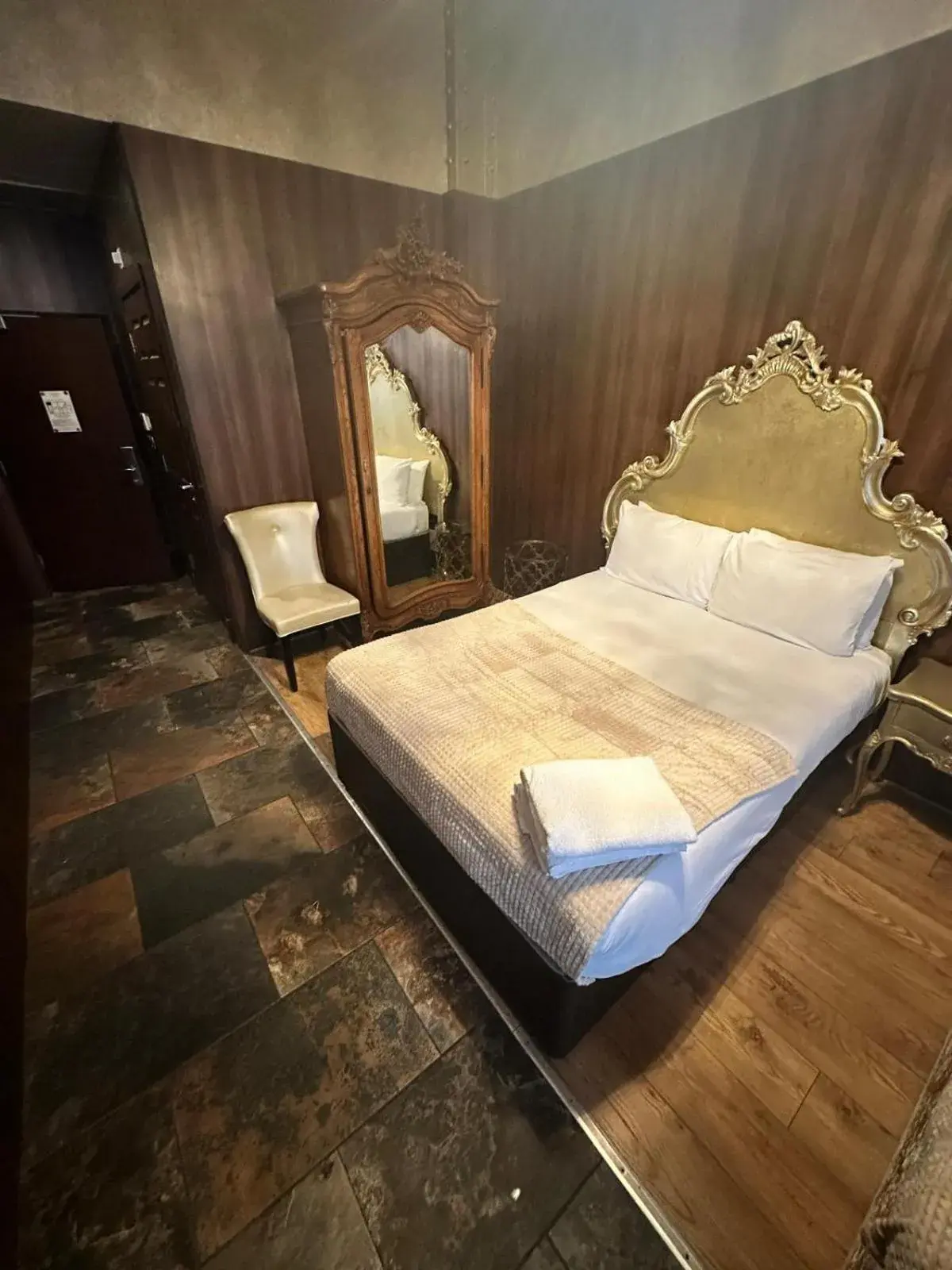 Double Room in White Star Line Hotel Double Room in White Star Line Hotel