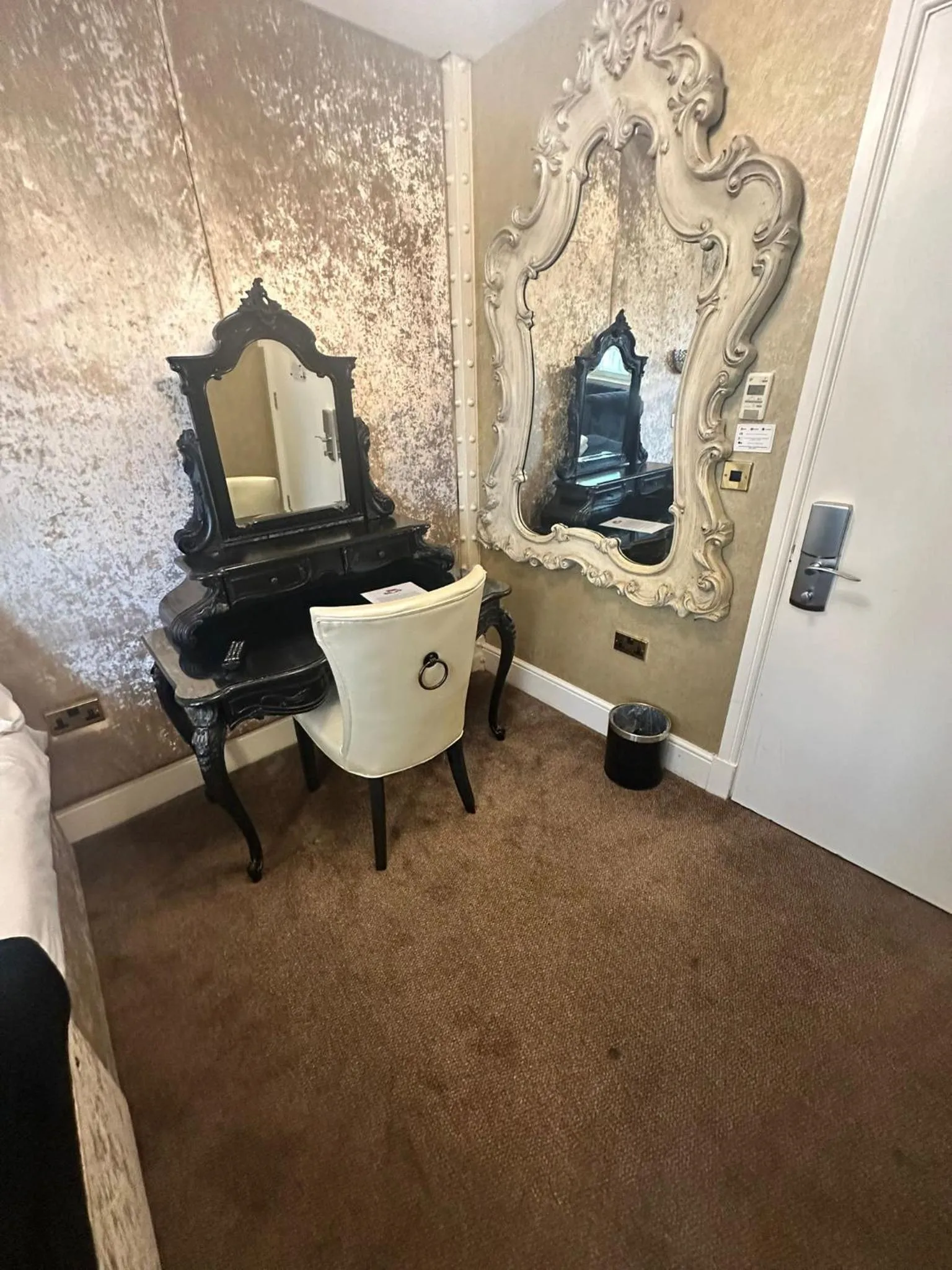 Bedroom in White Star Line Hotel