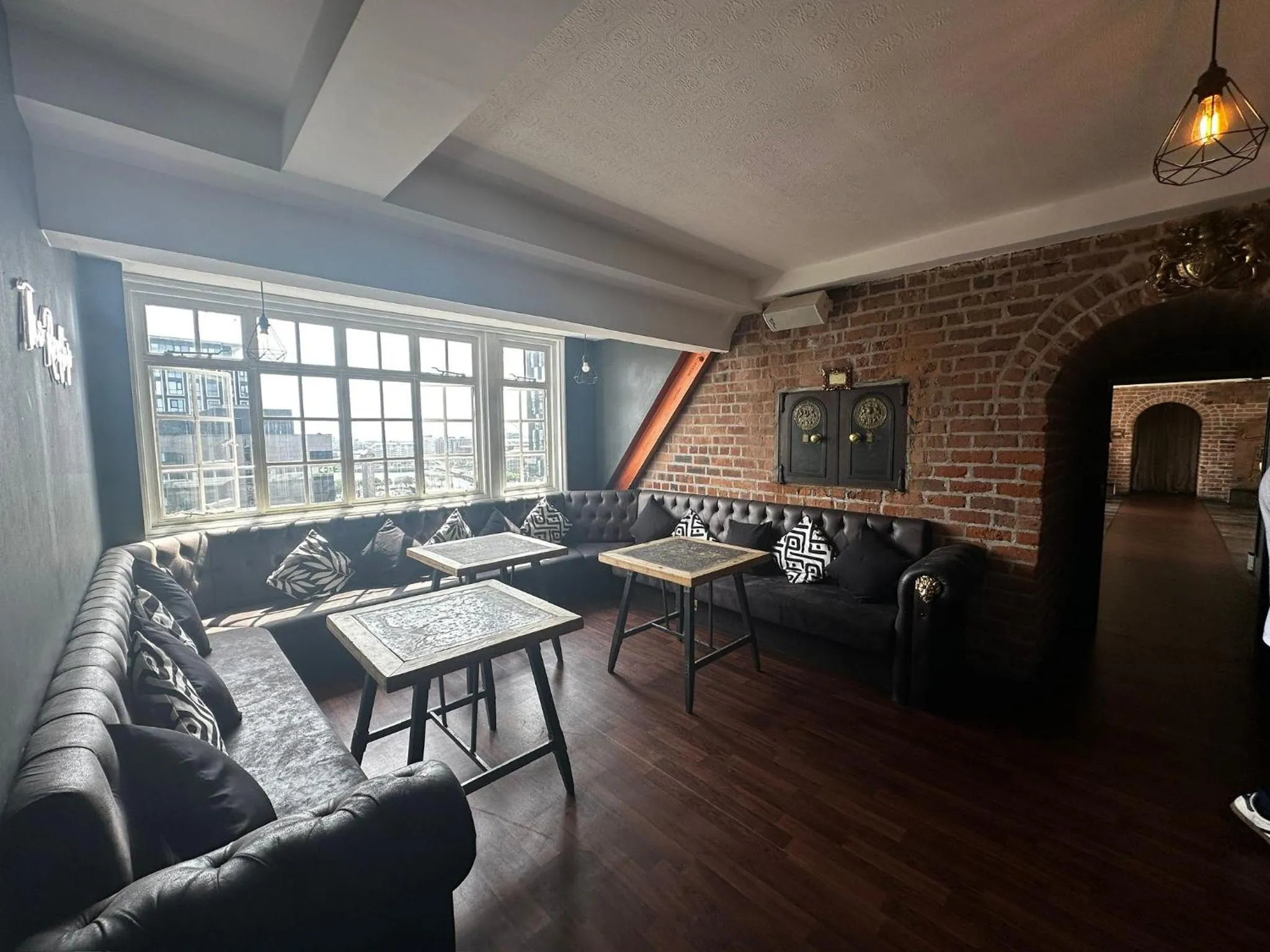 Restaurant/places to eat in White Star Line Hotel