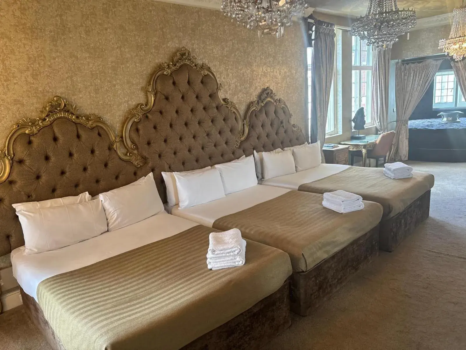 Presidential Suite in White Star Line Hotel Presidential Suite in White Star Line Hotel