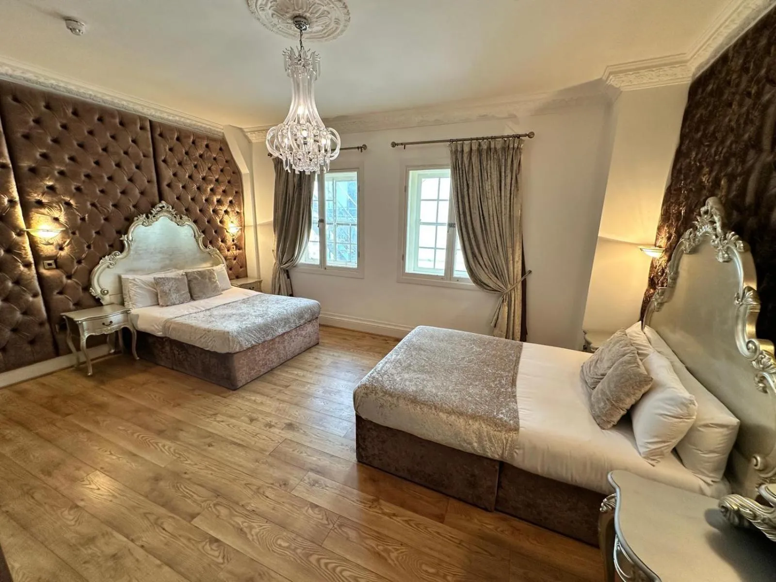 Photo of the whole room, Bed in White Star Line Hotel