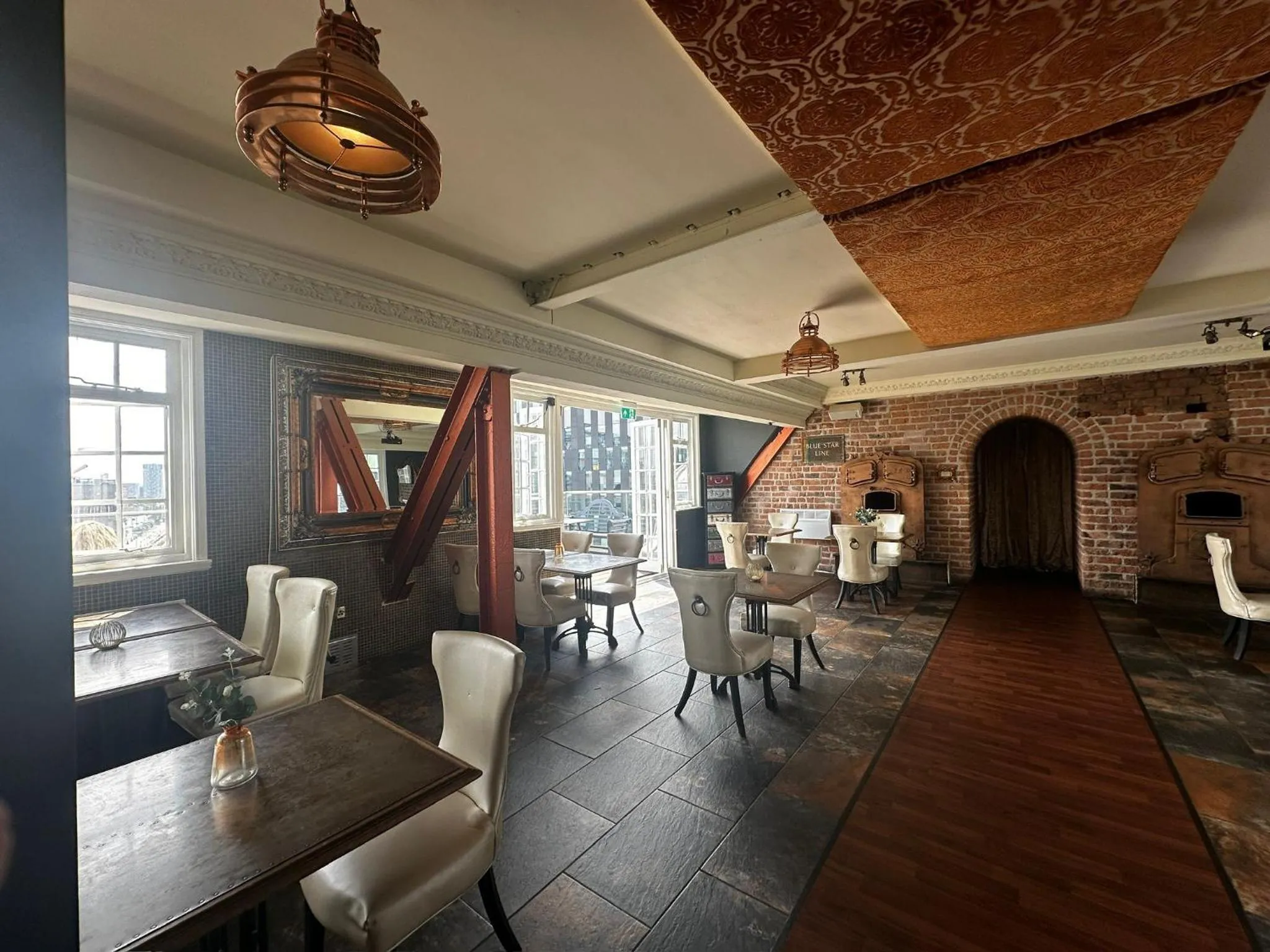 Restaurant/places to eat in White Star Line Hotel