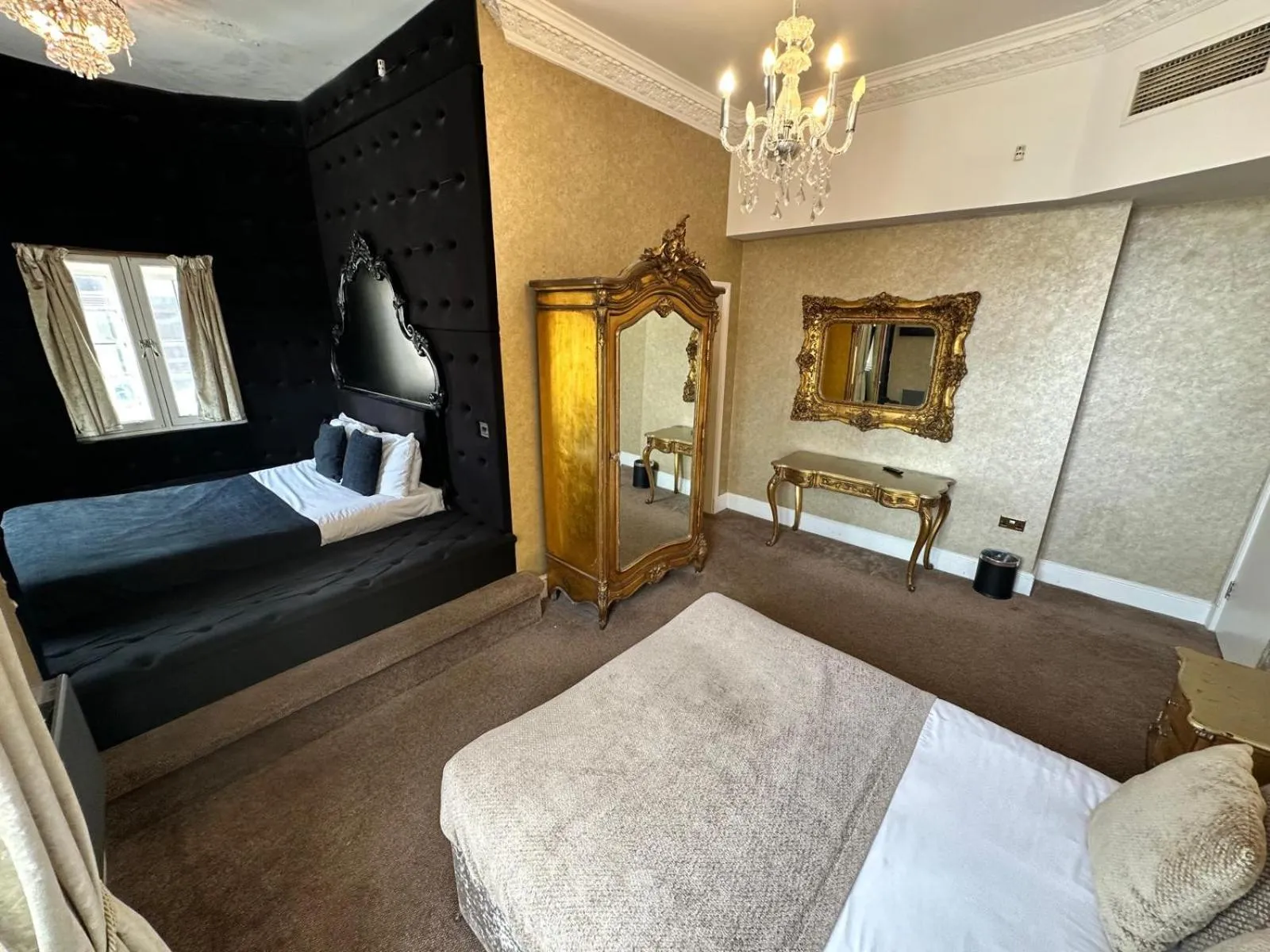 Bedroom, Bed in White Star Line Hotel