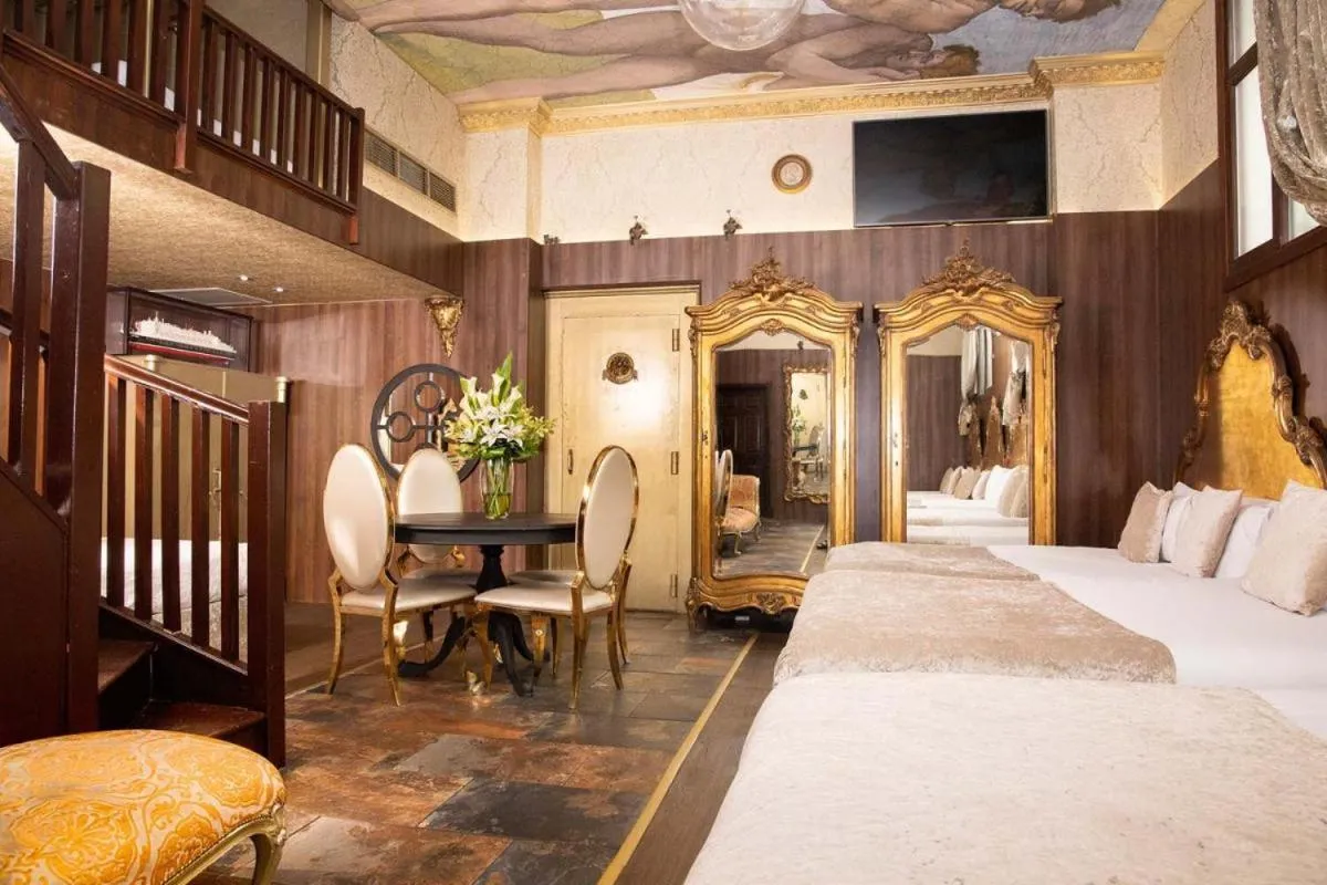 Bedroom, Bed in White Star Line Hotel