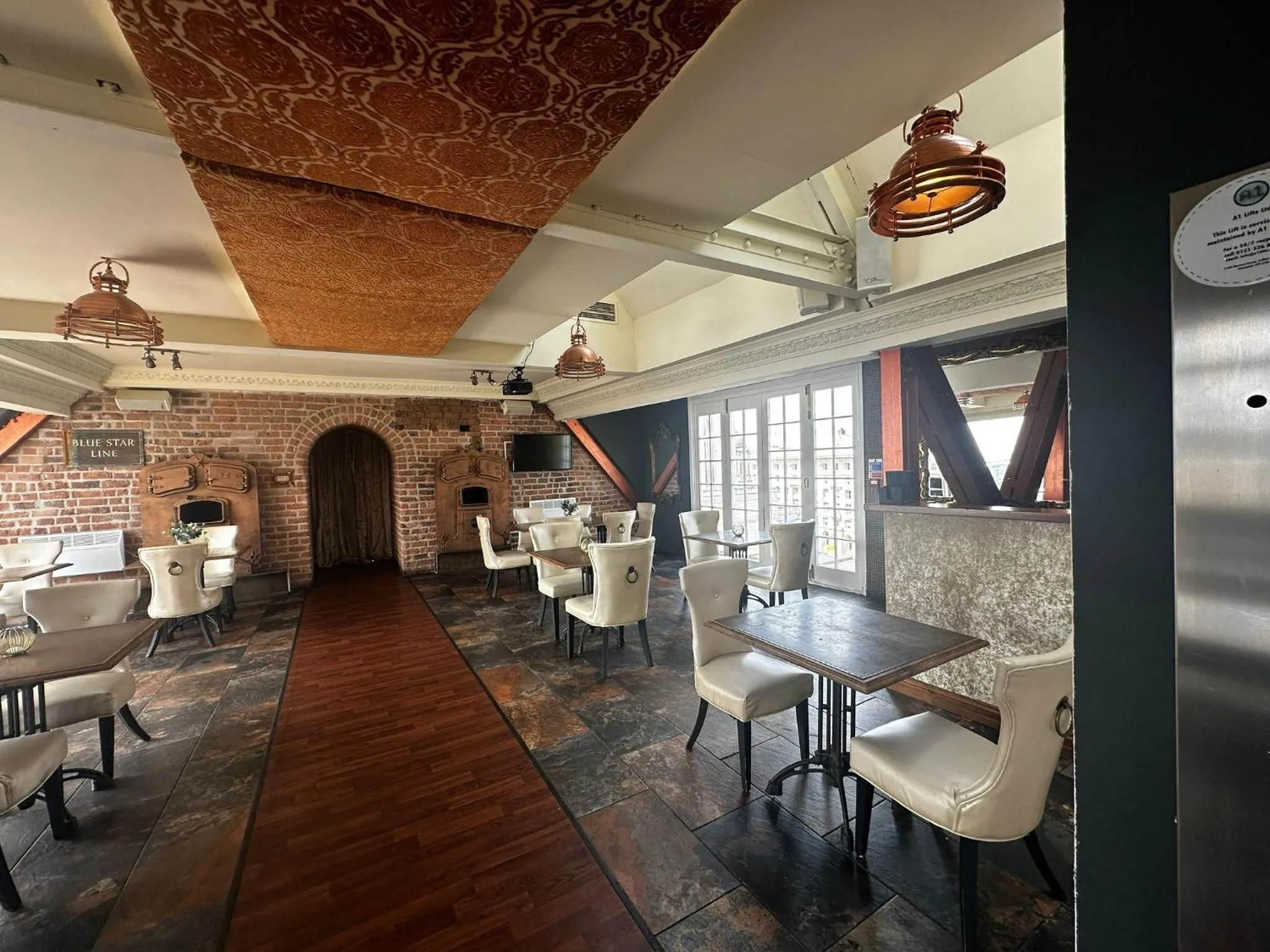 Restaurant/places to eat in White Star Line Hotel