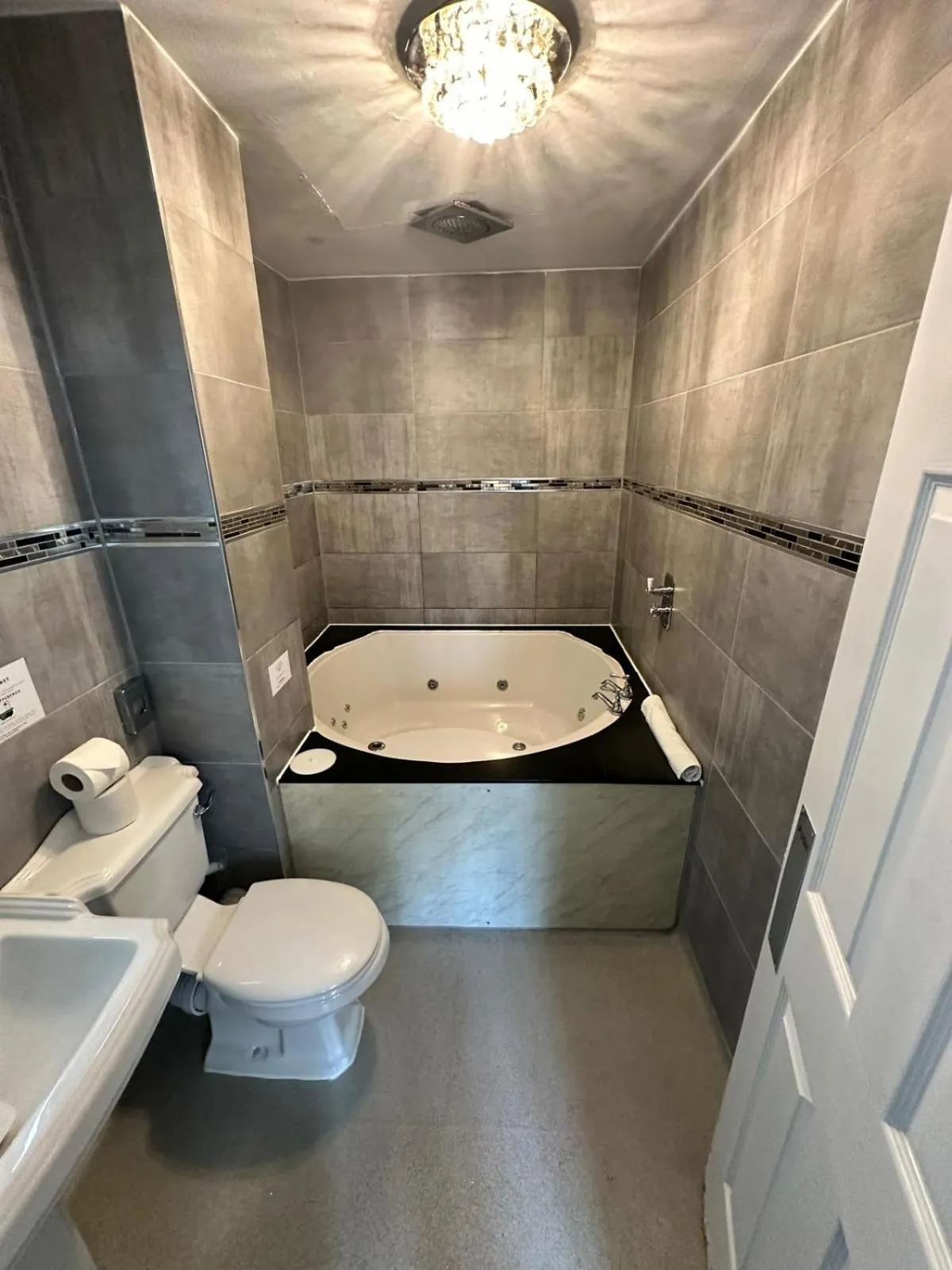 Hot Tub in White Star Line Hotel