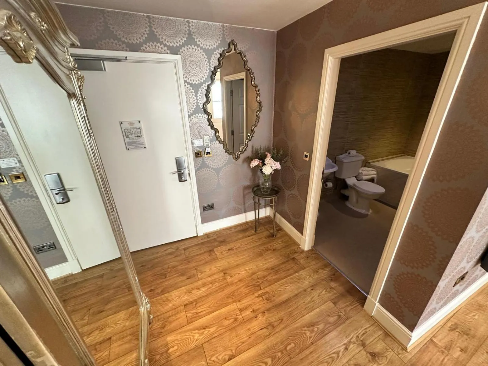 Bedroom in White Star Line Hotel