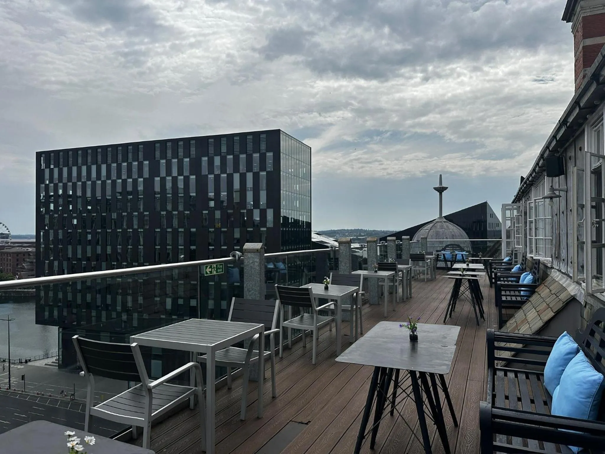 Restaurant/places to eat in White Star Line Hotel