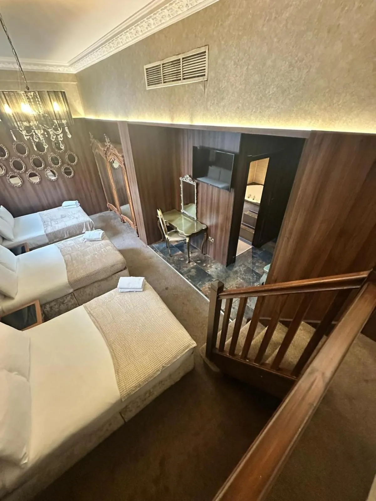 Photo of the whole room, Bed in White Star Line Hotel