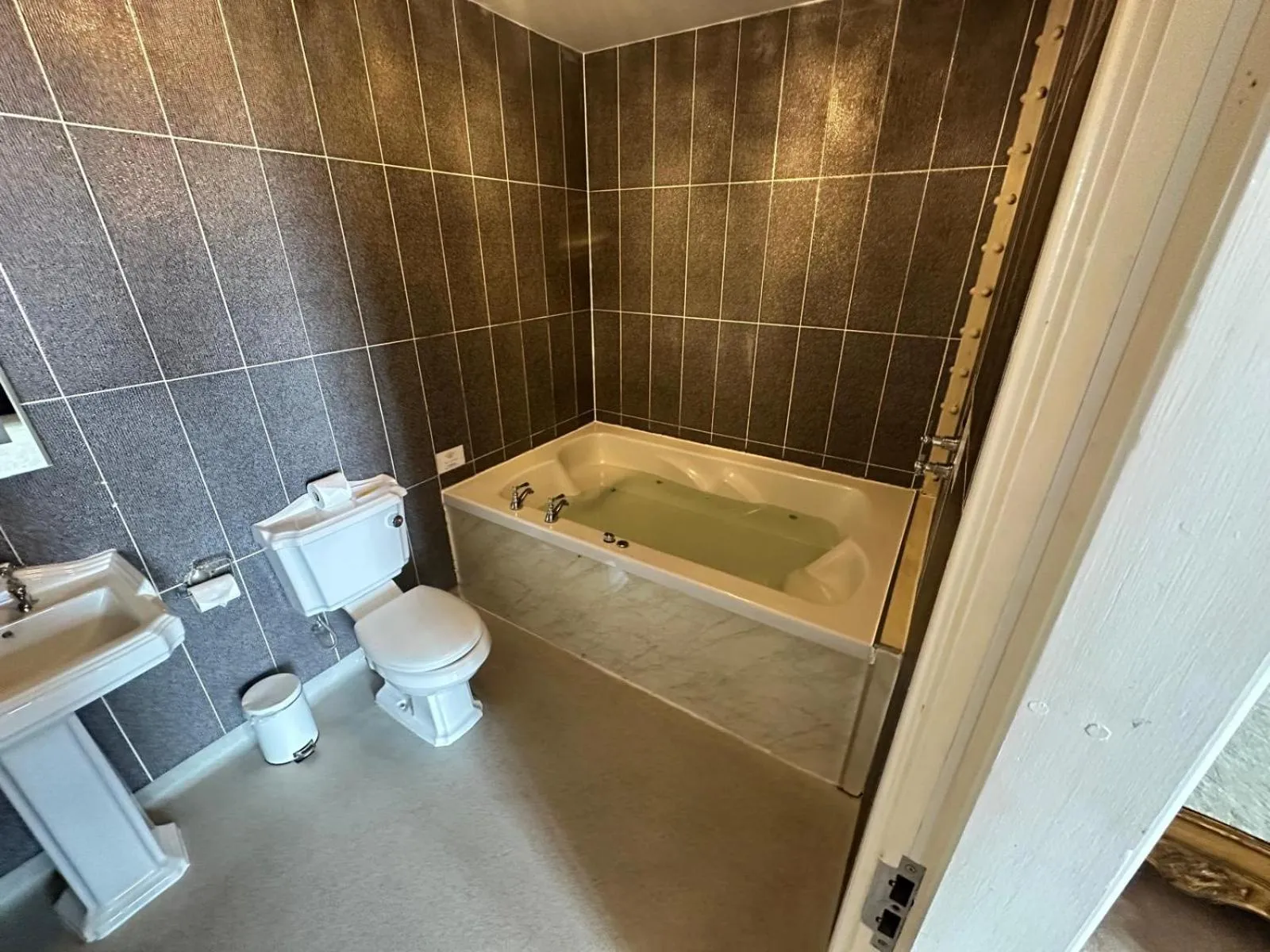 Bathroom in White Star Line Hotel
