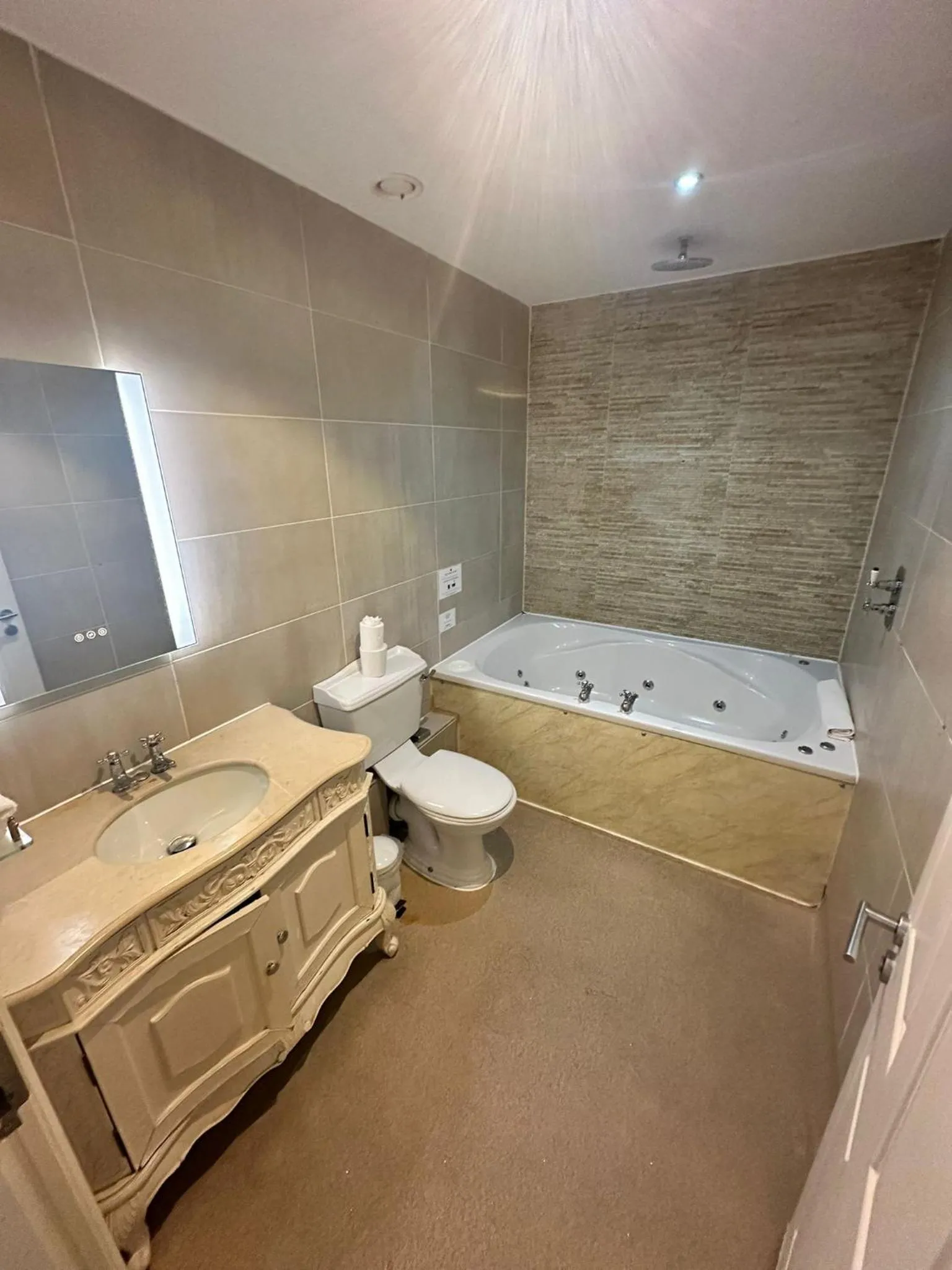 Hot Tub in White Star Line Hotel