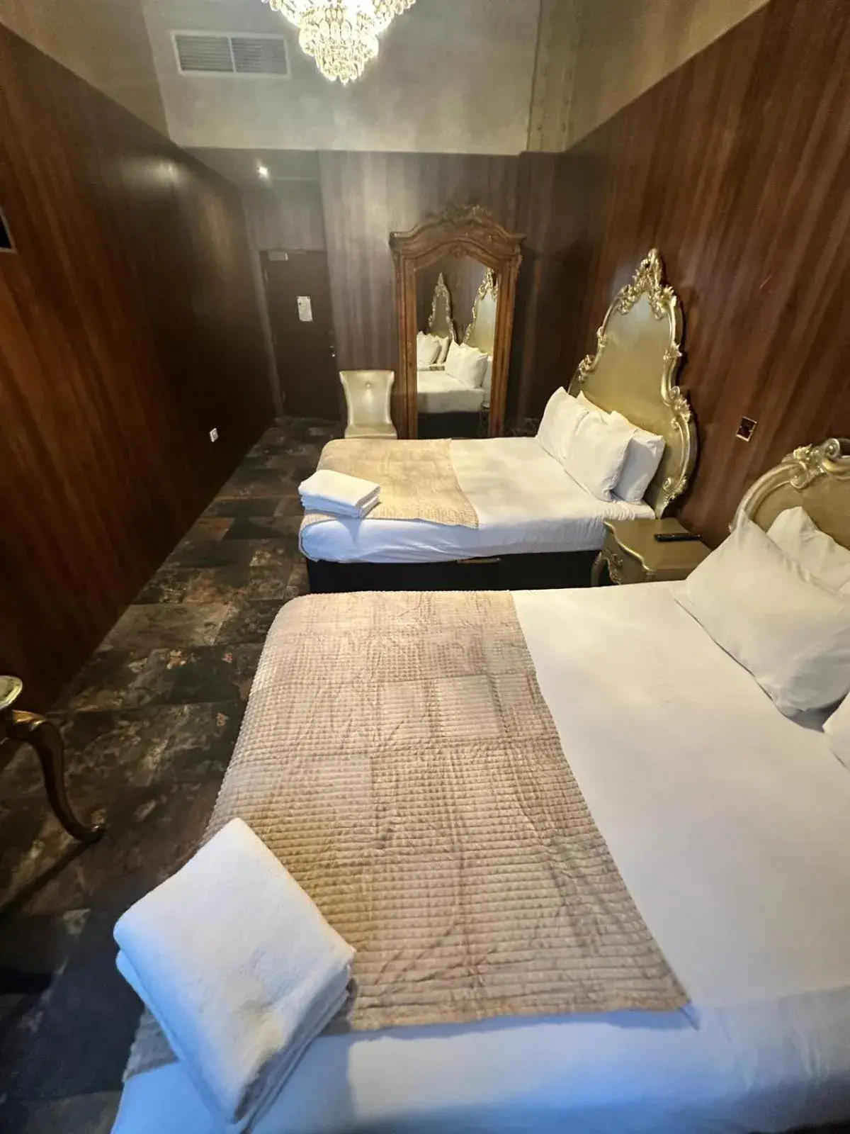 Double Room in White Star Line Hotel Double Room in White Star Line Hotel
