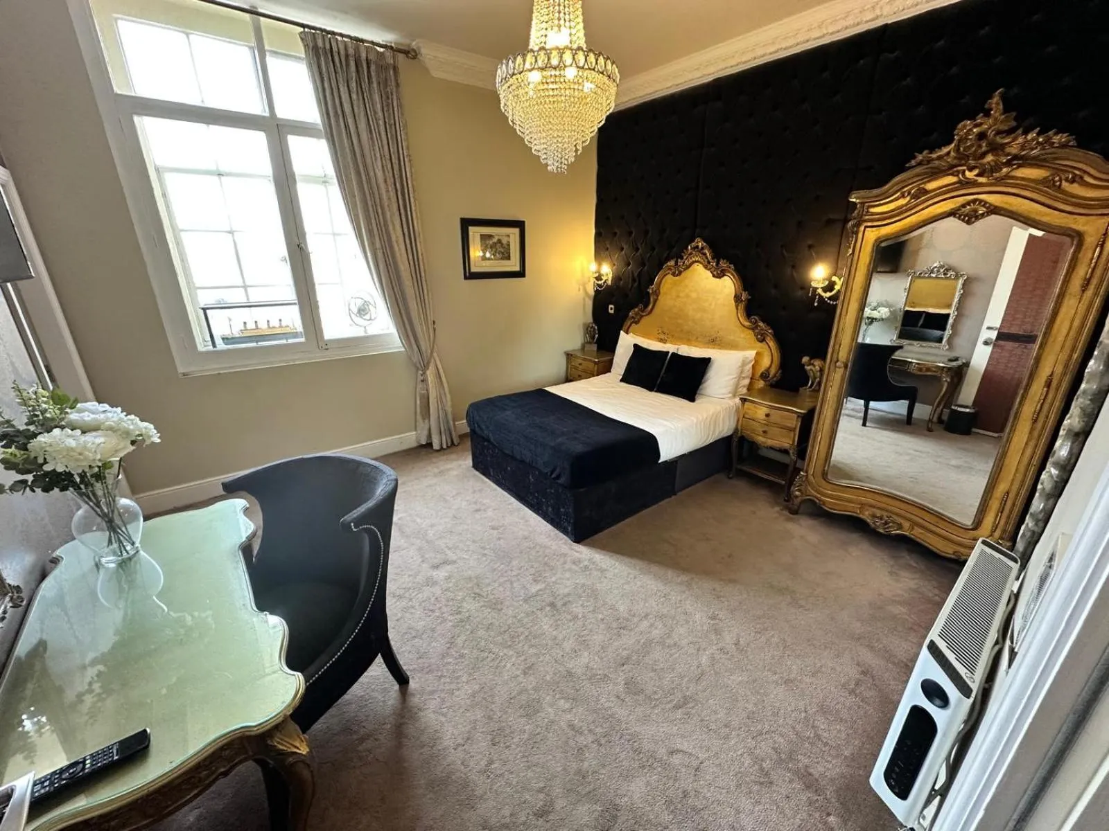 Bedroom, Bed in White Star Line Hotel