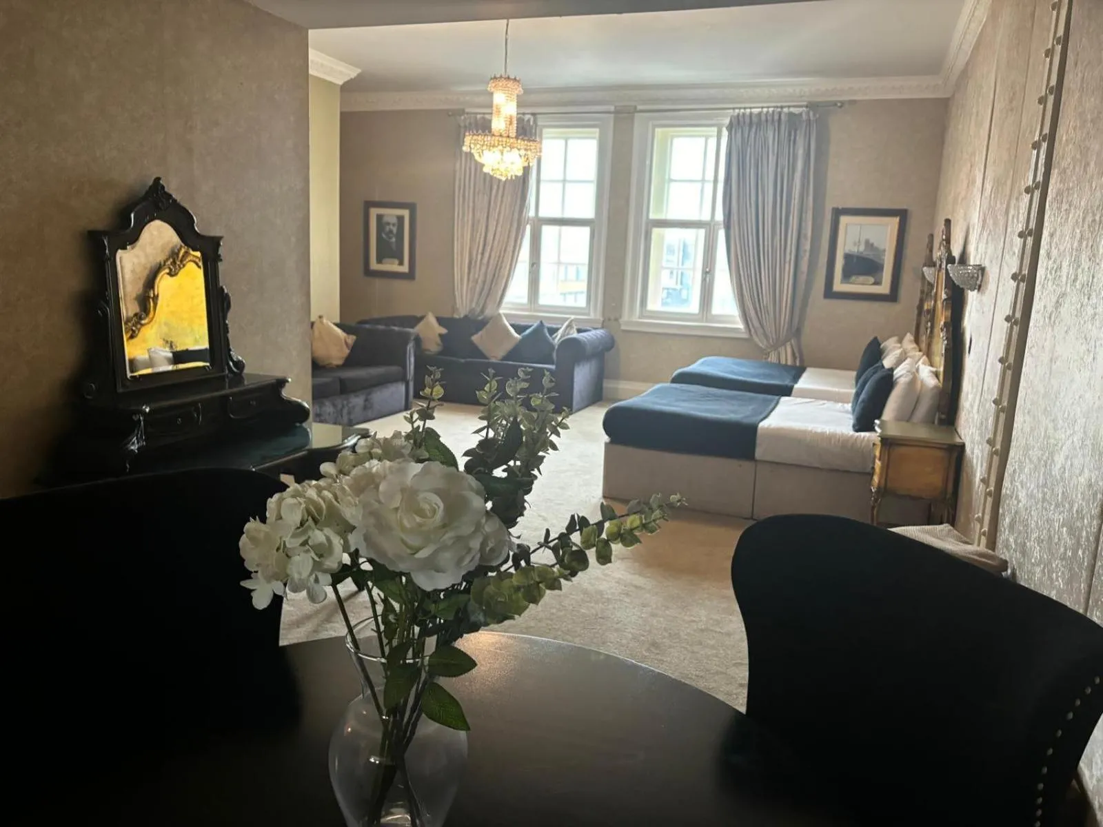 Photo of the whole room, Bed in White Star Line Hotel