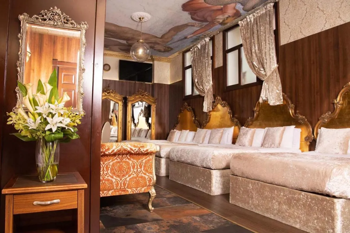 Bedroom in White Star Line Hotel