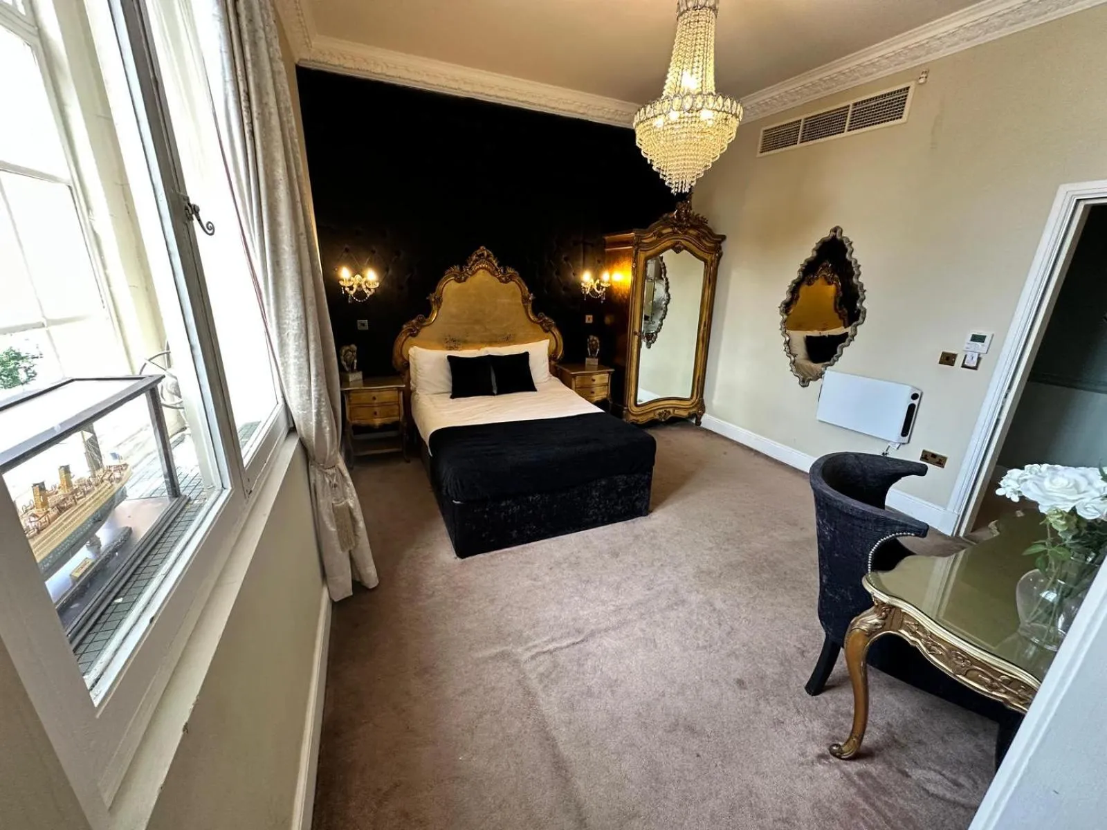 Bedroom, Bed in White Star Line Hotel