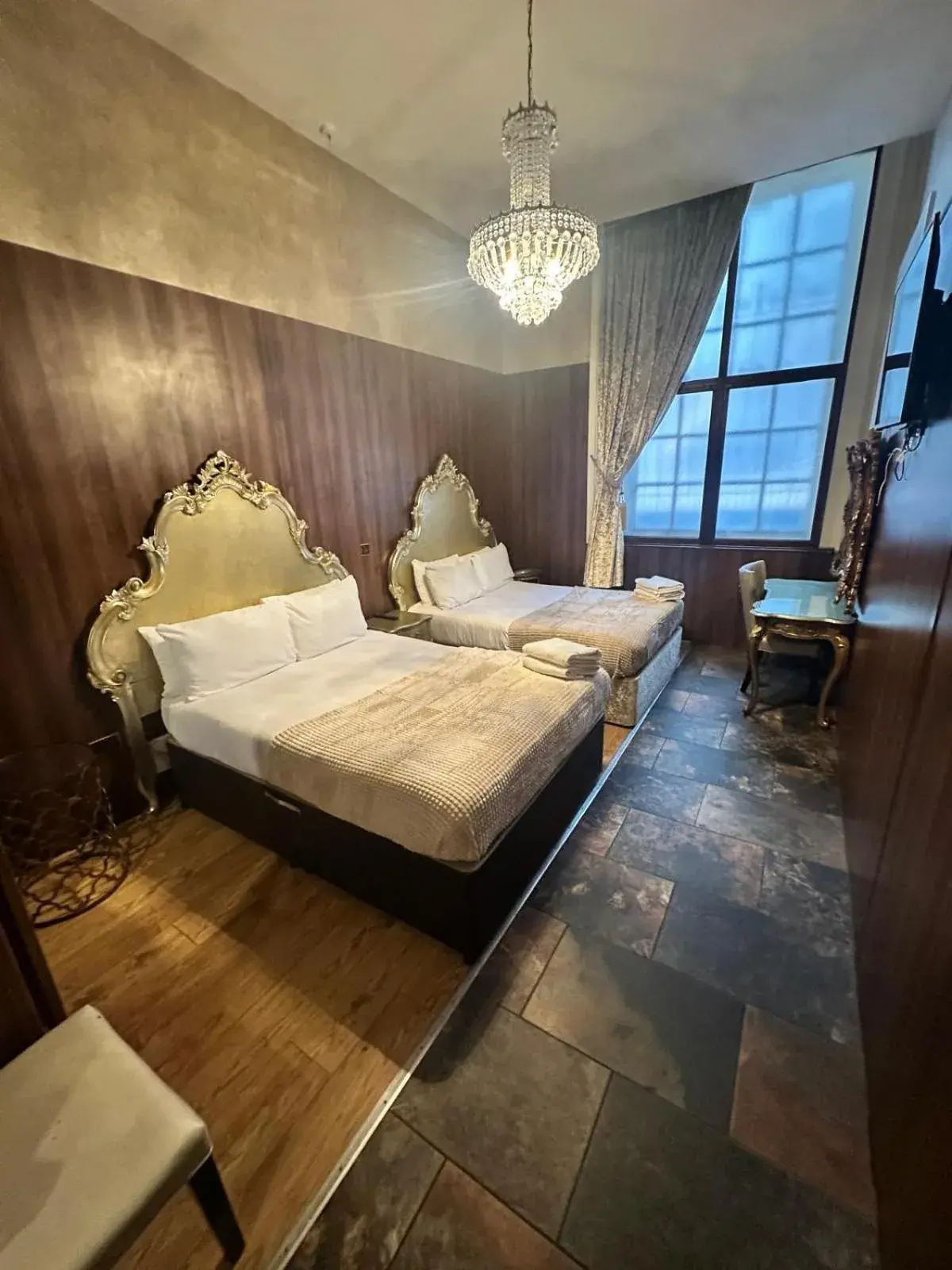 Double Room in White Star Line Hotel Double Room in White Star Line Hotel