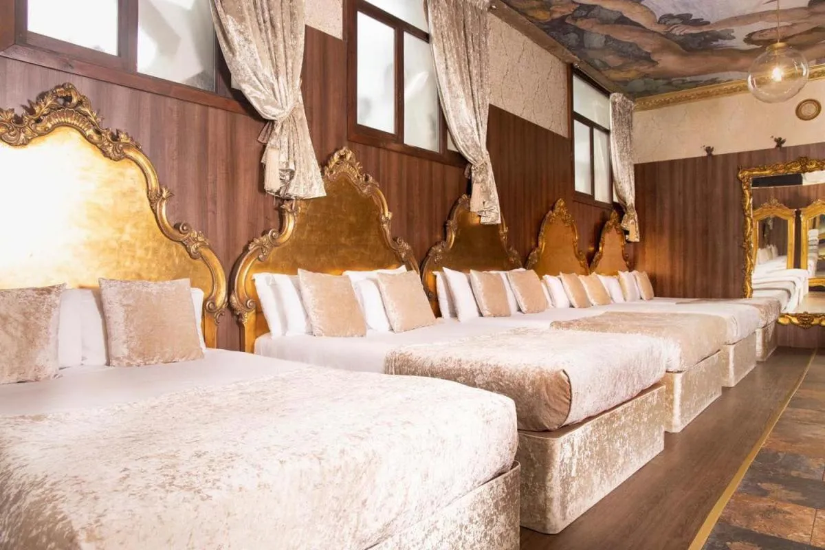 Photo of the whole room, Bed in White Star Line Hotel