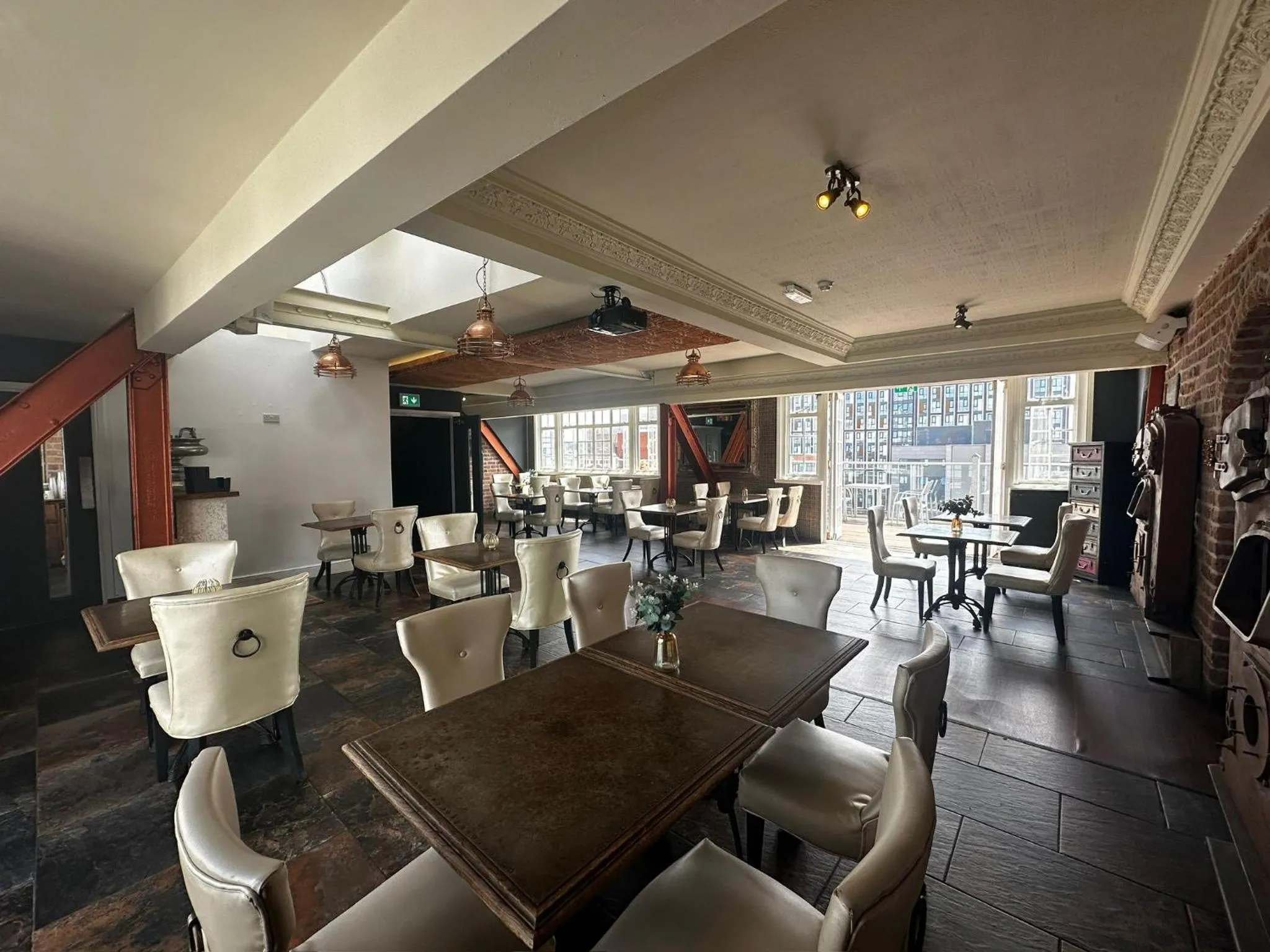 Restaurant/places to eat in White Star Line Hotel